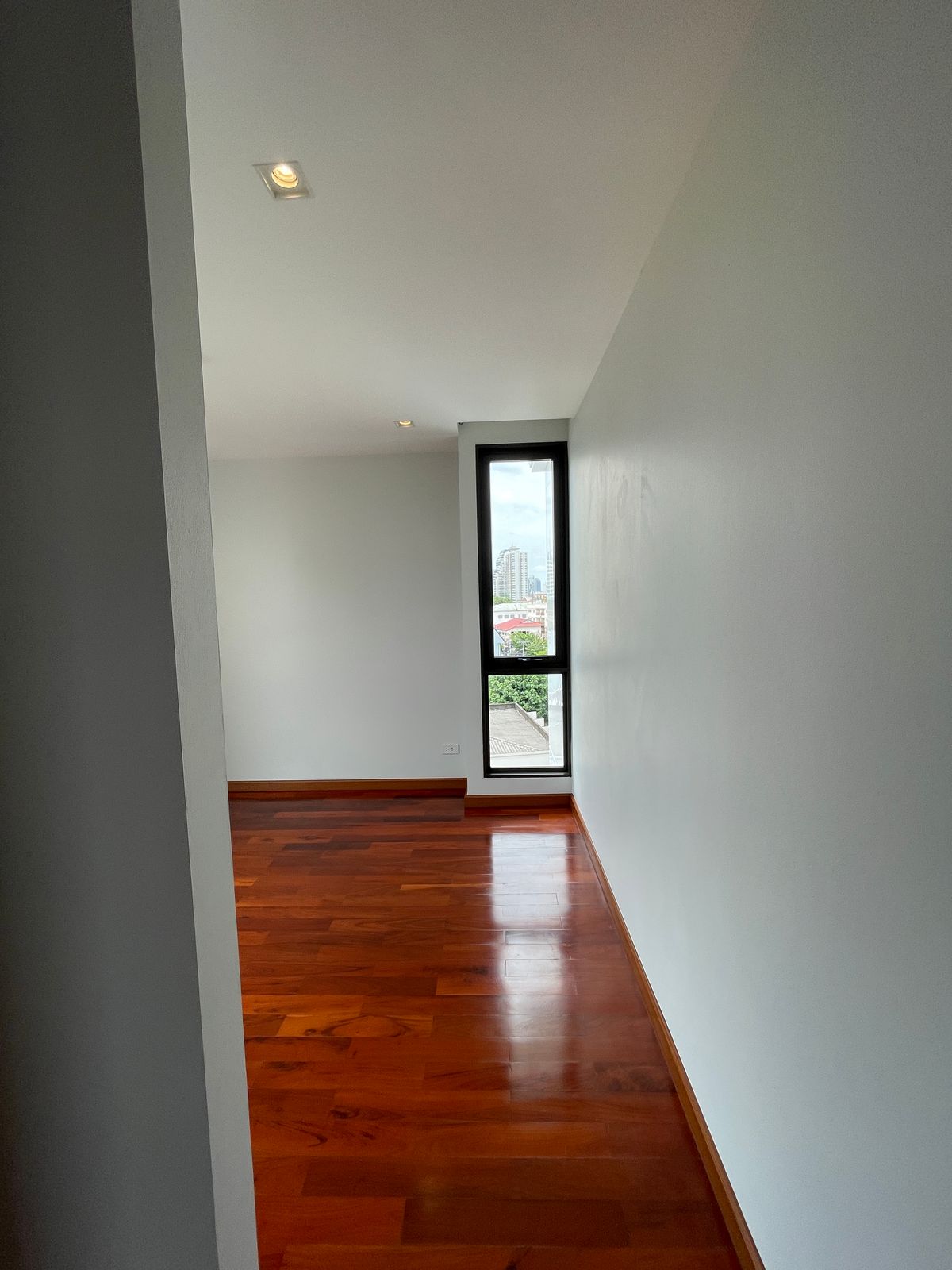 ขายบ้านอารีย์ อนุสาวรีย์ : ขายบ้านสุดหรู 7 ชั้น พร้อมสระว่ายน้ำส่วนตัวในพหลโยธิน 11, เย็นสบายดี เรสซิเดนซ์ 8 ห้องนอน 11 ห้องน้ำ 7 ที่จอดรถ ตั้งอยู่ในซอยอารีย์ ซึ่งเป็นย่านที่มีชีวิตชีวาที่ขึ้นชื่อด้านแหล่งธุรกิจ ใกล้ BTS อารีย์ และทางด่วน