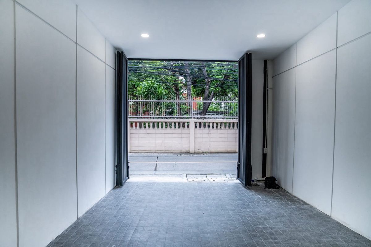 ขายทาวน์โฮมสุขุมวิท อโศก ทองหล่อ : 📢👇 ราคาดีที่อยู่ใจกลางเมืองทาวน์โฮม 4 ชั้น รีโนเวทใหม่ สไตล์ Modern ใกล้เอกมัย ทองหล่อ Rooftop สำหรับพักผ่อนหรือจัดปาร์ตี้วิวเมือง เดินทางสะดวก เข้าออกได้หลายเส้นทาง