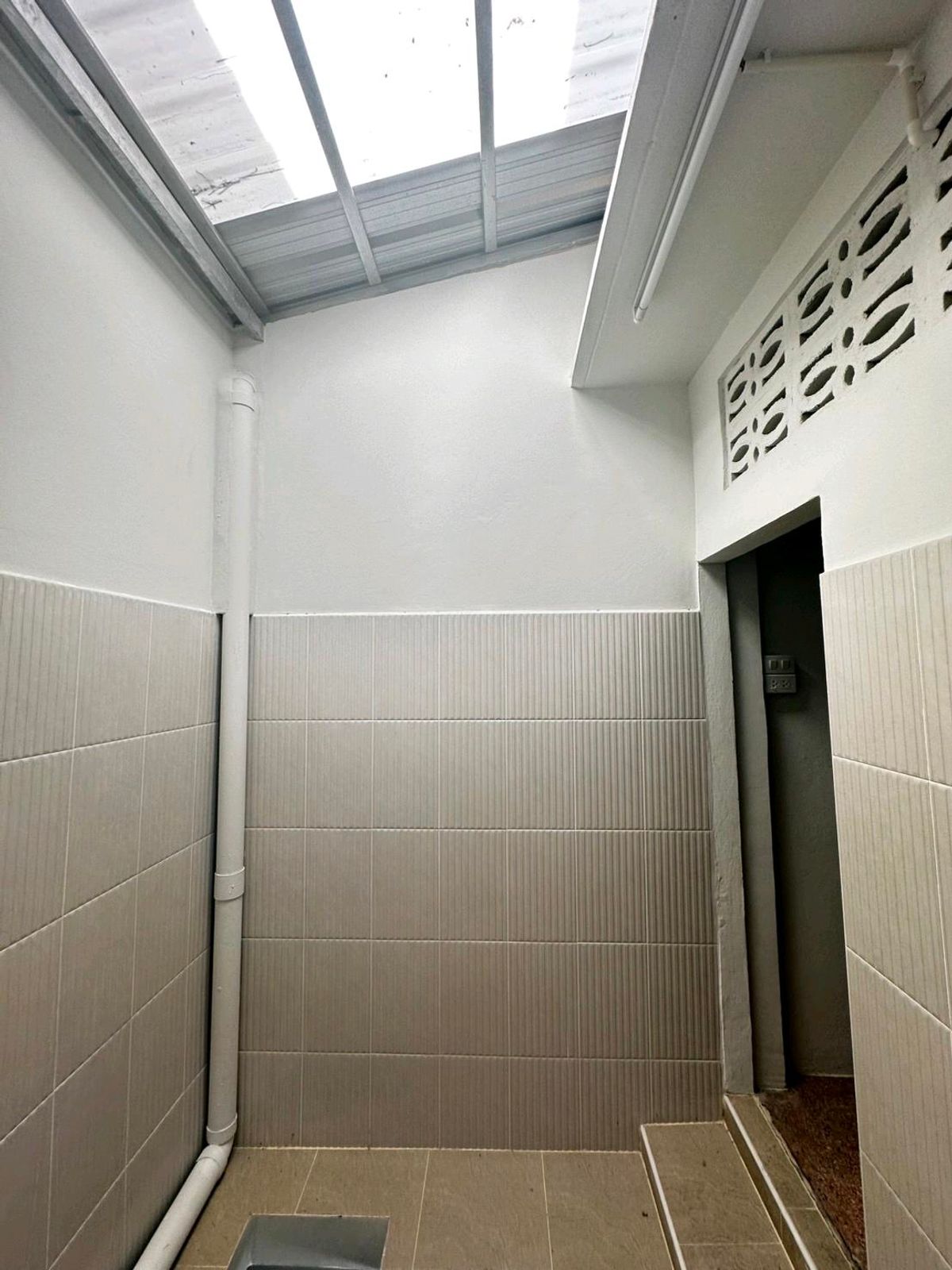 ให้เช่าอาคารพาณิชย์พระราม 3 สาธุประดิษฐ์ : เช่าบ้าน เช่าตึกแถว เช่าอาคารพาณิชย์ ทำเลยดี ติดถนน ตรงข้ามห้างกรีนเพลส ถนนวัดไผ่เงิน สาทร