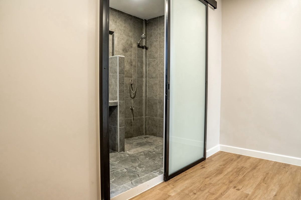 ขายทาวน์โฮมสุขุมวิท อโศก ทองหล่อ : 📢👇 ราคาดีที่อยู่ใจกลางเมืองทาวน์โฮม 4 ชั้น รีโนเวทใหม่ สไตล์ Modern ใกล้เอกมัย ทองหล่อ Rooftop สำหรับพักผ่อนหรือจัดปาร์ตี้วิวเมือง เดินทางสะดวก เข้าออกได้หลายเส้นทาง