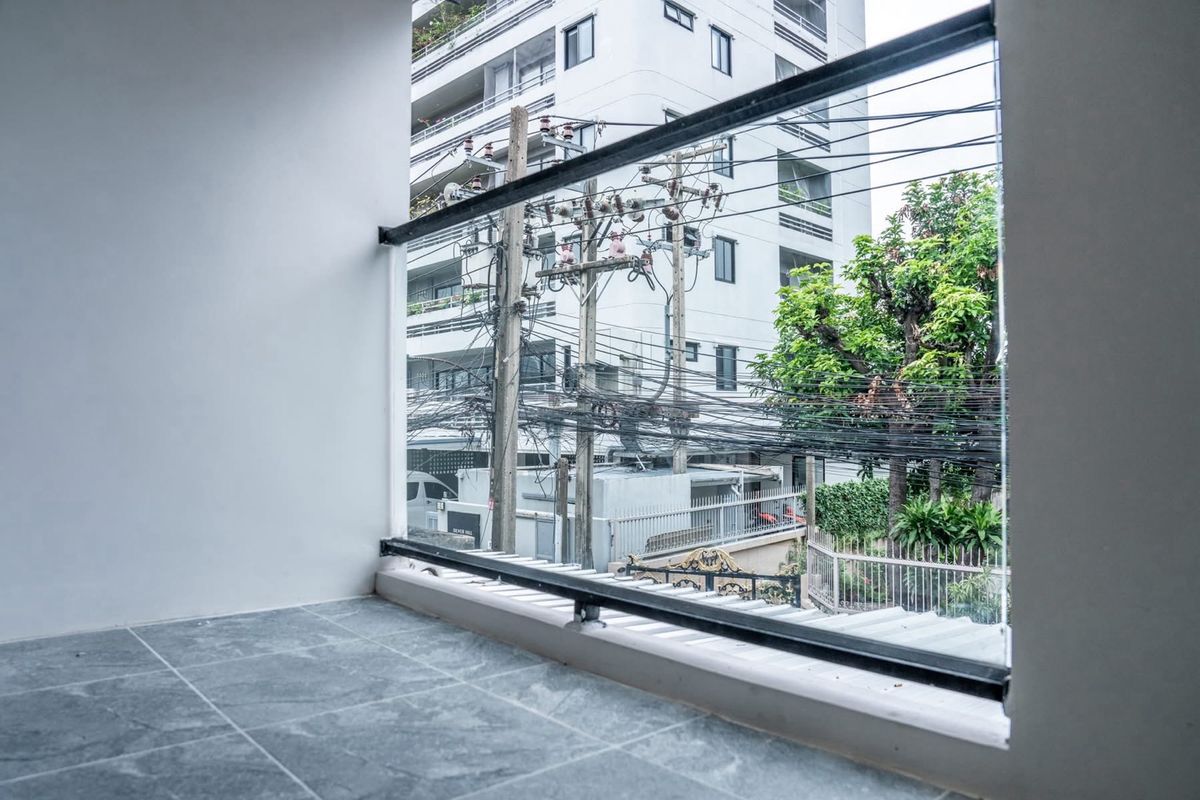 ขายทาวน์โฮมสุขุมวิท อโศก ทองหล่อ : 📢👇 ราคาดีที่อยู่ใจกลางเมืองทาวน์โฮม 4 ชั้น รีโนเวทใหม่ สไตล์ Modern ใกล้เอกมัย ทองหล่อ Rooftop สำหรับพักผ่อนหรือจัดปาร์ตี้วิวเมือง เดินทางสะดวก เข้าออกได้หลายเส้นทาง