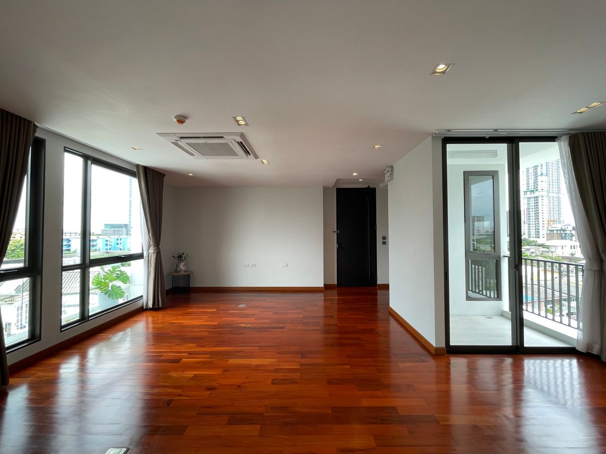 ขายบ้านอารีย์ อนุสาวรีย์ : ขายบ้านสุดหรู 7 ชั้น พร้อมสระว่ายน้ำส่วนตัวในพหลโยธิน 11, เย็นสบายดี เรสซิเดนซ์ 8 ห้องนอน 11 ห้องน้ำ 7 ที่จอดรถ ตั้งอยู่ในซอยอารีย์ ซึ่งเป็นย่านที่มีชีวิตชีวาที่ขึ้นชื่อด้านแหล่งธุรกิจ ใกล้ BTS อารีย์ และทางด่วน