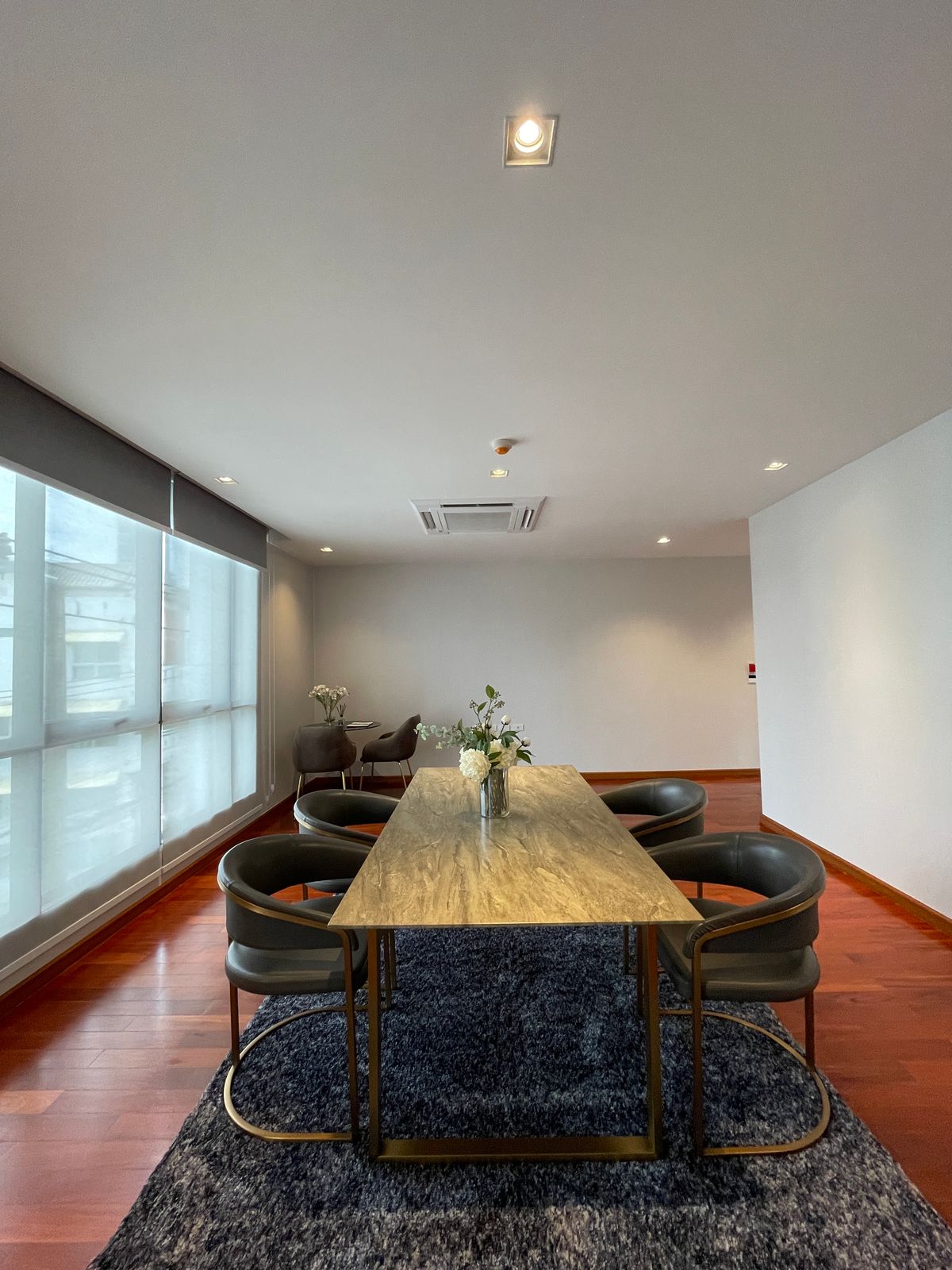 ขายบ้านอารีย์ อนุสาวรีย์ : ขายบ้านสุดหรู 7 ชั้น พร้อมสระว่ายน้ำส่วนตัวในพหลโยธิน 11, เย็นสบายดี เรสซิเดนซ์ 8 ห้องนอน 11 ห้องน้ำ 7 ที่จอดรถ ตั้งอยู่ในซอยอารีย์ ซึ่งเป็นย่านที่มีชีวิตชีวาที่ขึ้นชื่อด้านแหล่งธุรกิจ ใกล้ BTS อารีย์ และทางด่วน