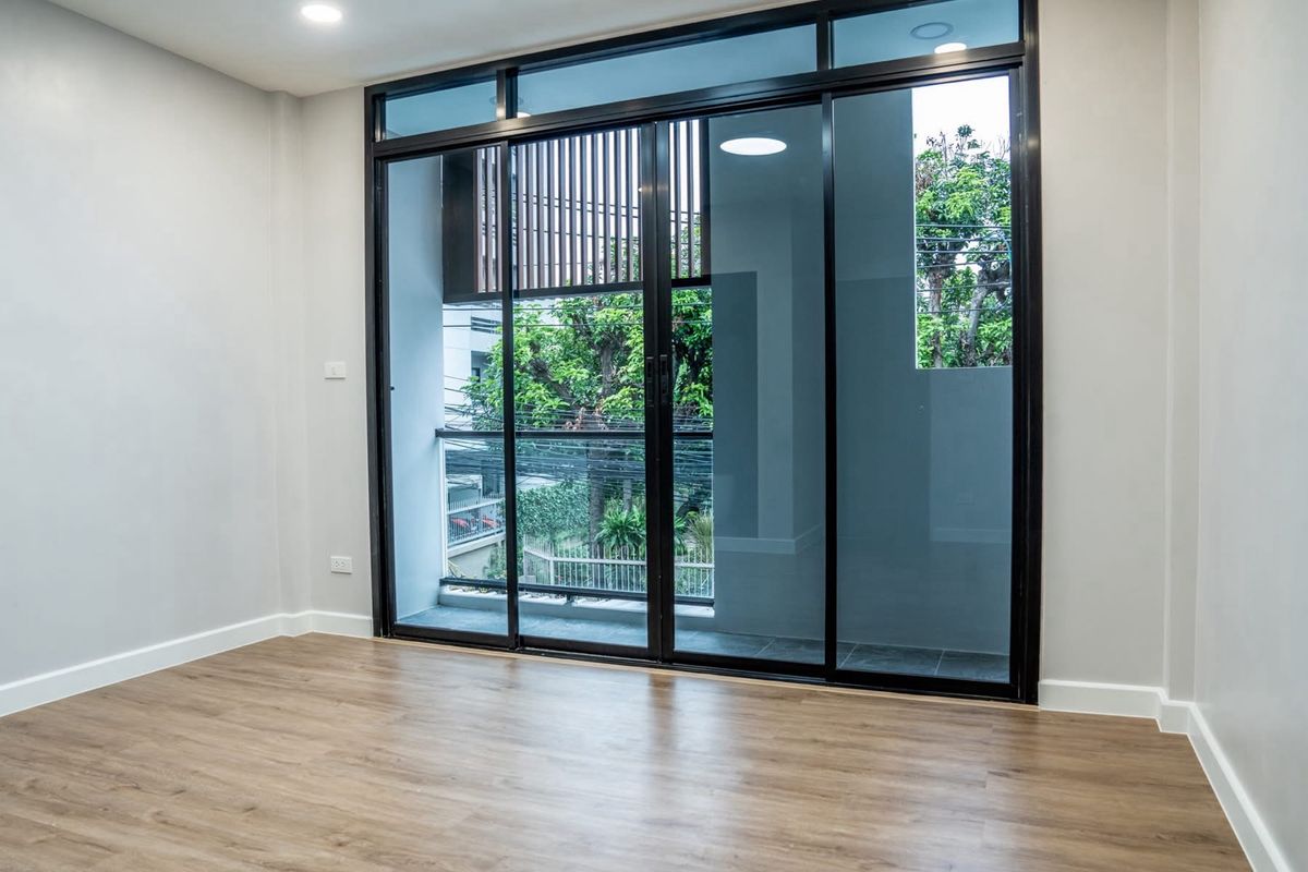 ขายทาวน์โฮมสุขุมวิท อโศก ทองหล่อ : 📢👇 ราคาดีที่อยู่ใจกลางเมืองทาวน์โฮม 4 ชั้น รีโนเวทใหม่ สไตล์ Modern ใกล้เอกมัย ทองหล่อ Rooftop สำหรับพักผ่อนหรือจัดปาร์ตี้วิวเมือง เดินทางสะดวก เข้าออกได้หลายเส้นทาง