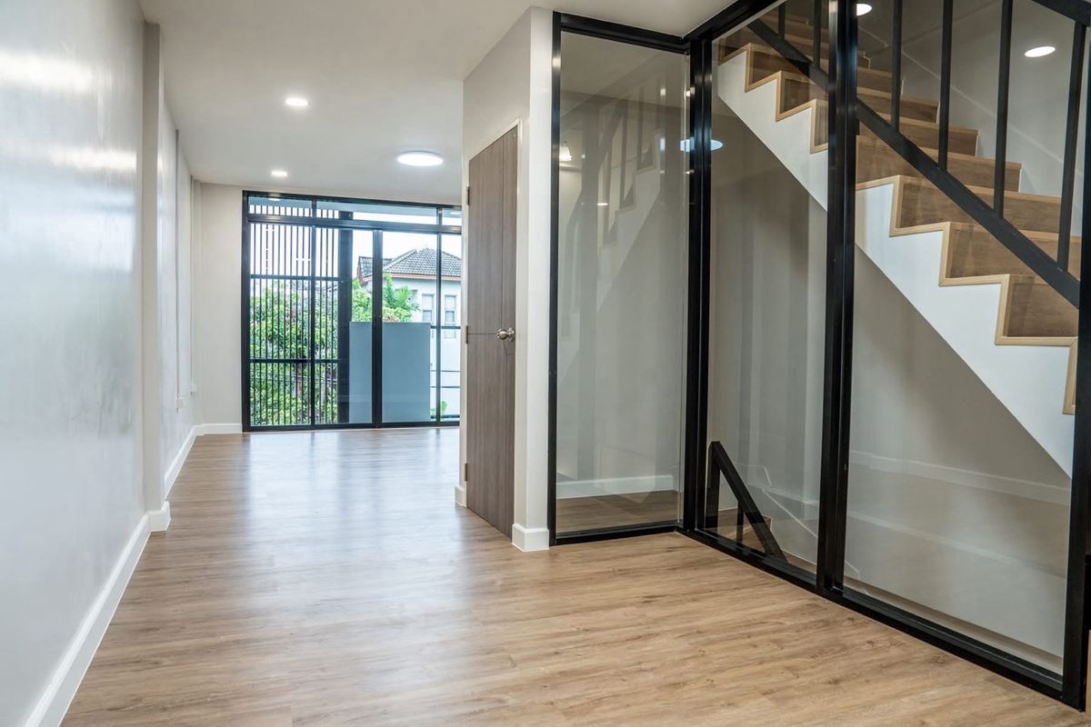 ขายทาวน์โฮมสุขุมวิท อโศก ทองหล่อ : 📢👇 ราคาดีที่อยู่ใจกลางเมืองทาวน์โฮม 4 ชั้น รีโนเวทใหม่ สไตล์ Modern ใกล้เอกมัย ทองหล่อ Rooftop สำหรับพักผ่อนหรือจัดปาร์ตี้วิวเมือง เดินทางสะดวก เข้าออกได้หลายเส้นทาง