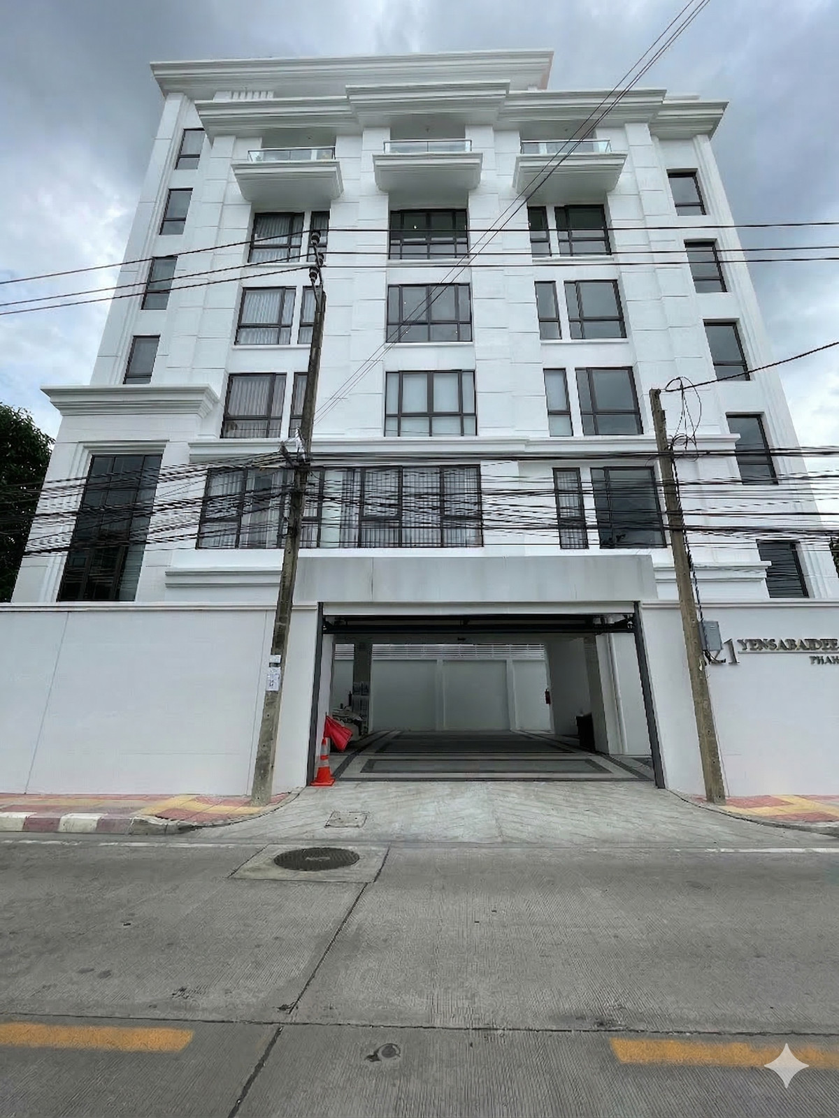 ขายบ้านอารีย์ อนุสาวรีย์ : ขายบ้านสุดหรู 7 ชั้น พร้อมสระว่ายน้ำส่วนตัวในพหลโยธิน 11, เย็นสบายดี เรสซิเดนซ์ 8 ห้องนอน 11 ห้องน้ำ 7 ที่จอดรถ ตั้งอยู่ในซอยอารีย์ ซึ่งเป็นย่านที่มีชีวิตชีวาที่ขึ้นชื่อด้านแหล่งธุรกิจ ใกล้ BTS อารีย์ และทางด่วน