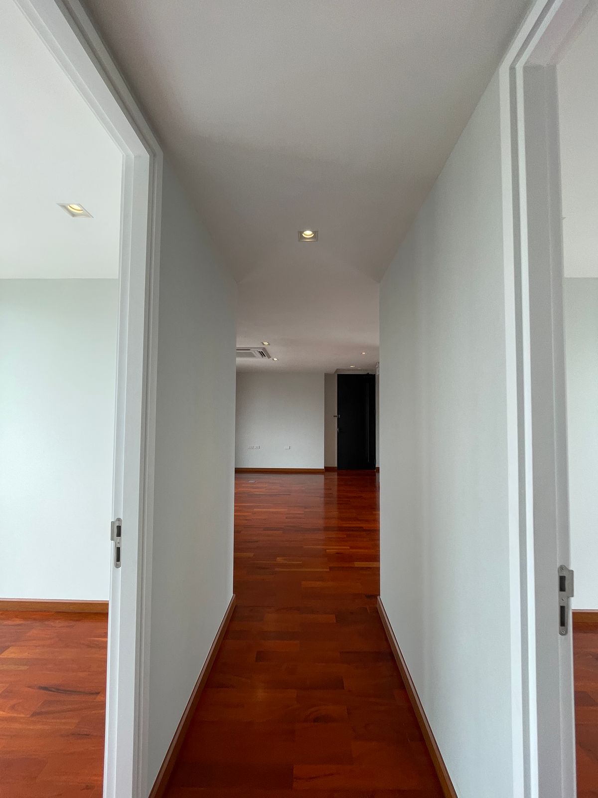 ขายบ้านอารีย์ อนุสาวรีย์ : ขายบ้านสุดหรู 7 ชั้น พร้อมสระว่ายน้ำส่วนตัวในพหลโยธิน 11, เย็นสบายดี เรสซิเดนซ์ 8 ห้องนอน 11 ห้องน้ำ 7 ที่จอดรถ ตั้งอยู่ในซอยอารีย์ ซึ่งเป็นย่านที่มีชีวิตชีวาที่ขึ้นชื่อด้านแหล่งธุรกิจ ใกล้ BTS อารีย์ และทางด่วน