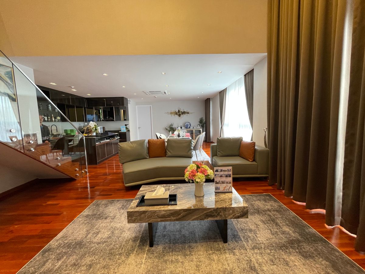 ขายบ้านอารีย์ อนุสาวรีย์ : ขายบ้านสุดหรู 7 ชั้น พร้อมสระว่ายน้ำส่วนตัวในพหลโยธิน 11, เย็นสบายดี เรสซิเดนซ์ 8 ห้องนอน 11 ห้องน้ำ 7 ที่จอดรถ ตั้งอยู่ในซอยอารีย์ ซึ่งเป็นย่านที่มีชีวิตชีวาที่ขึ้นชื่อด้านแหล่งธุรกิจ ใกล้ BTS อารีย์ และทางด่วน