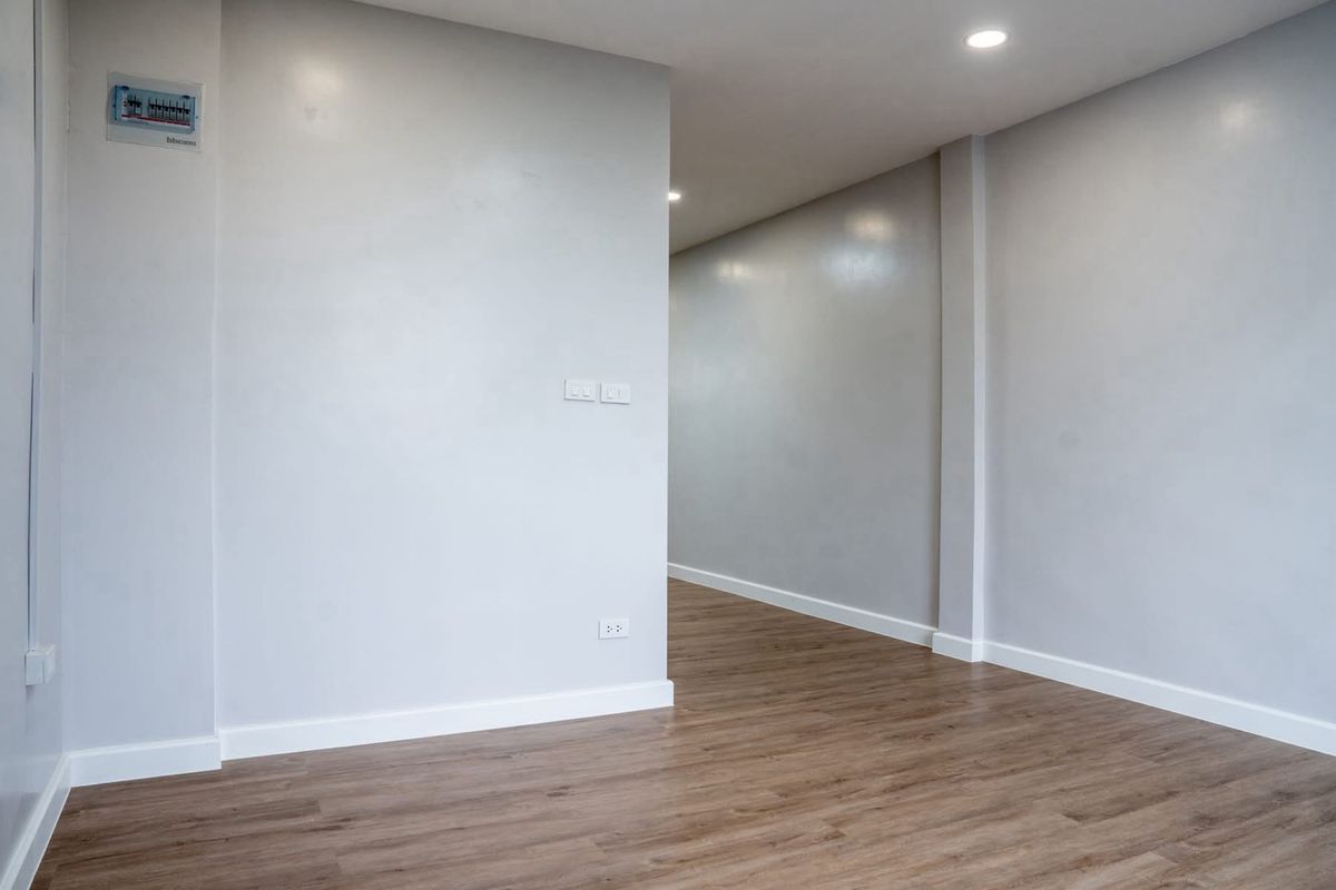 ขายทาวน์โฮมสุขุมวิท อโศก ทองหล่อ : 📢👇 ราคาดีที่อยู่ใจกลางเมืองทาวน์โฮม 4 ชั้น รีโนเวทใหม่ สไตล์ Modern ใกล้เอกมัย ทองหล่อ Rooftop สำหรับพักผ่อนหรือจัดปาร์ตี้วิวเมือง เดินทางสะดวก เข้าออกได้หลายเส้นทาง