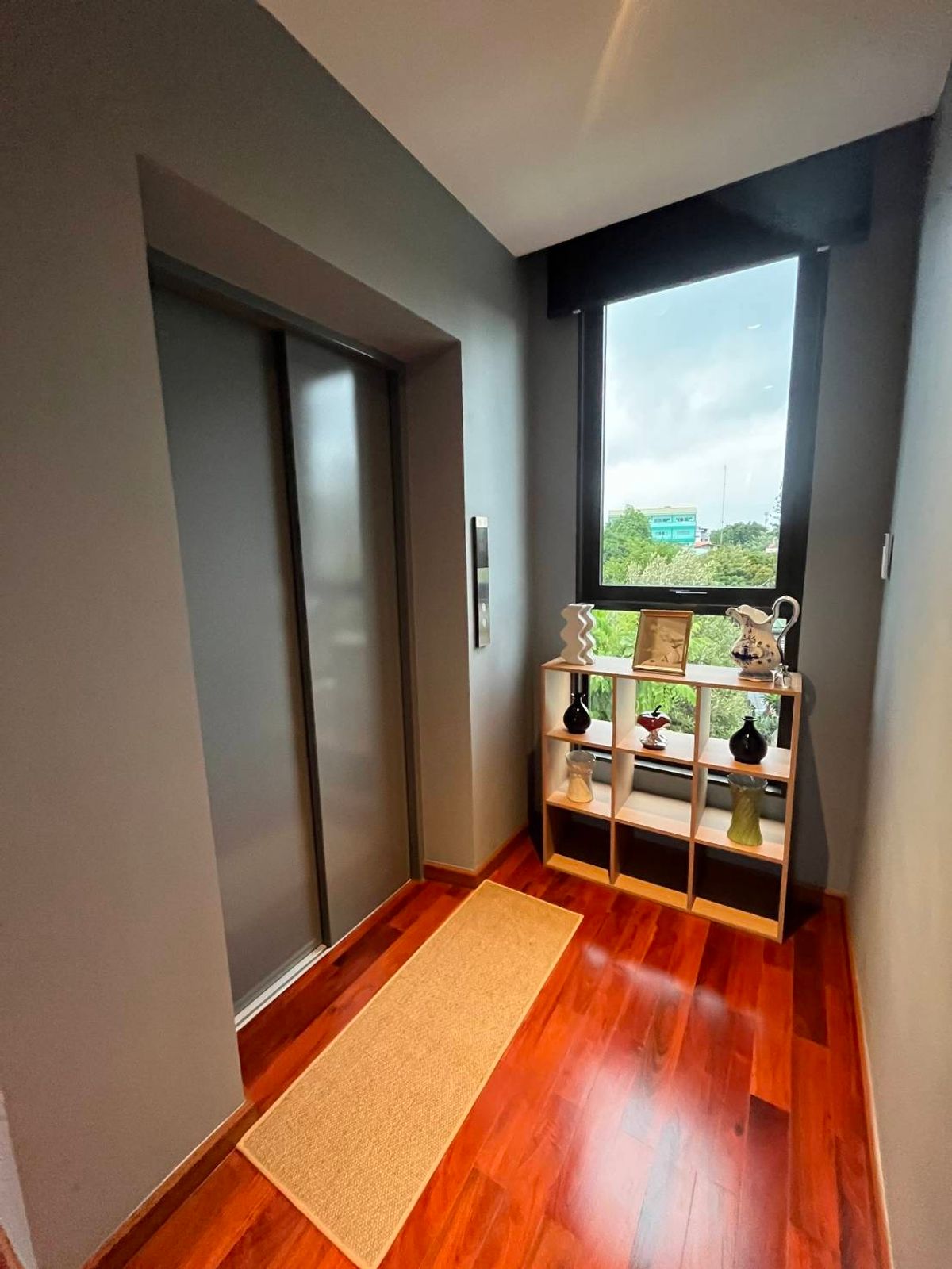 ขายบ้านอารีย์ อนุสาวรีย์ : ขายบ้านสุดหรู 7 ชั้น พร้อมสระว่ายน้ำส่วนตัวในพหลโยธิน 11, เย็นสบายดี เรสซิเดนซ์ 8 ห้องนอน 11 ห้องน้ำ 7 ที่จอดรถ ตั้งอยู่ในซอยอารีย์ ซึ่งเป็นย่านที่มีชีวิตชีวาที่ขึ้นชื่อด้านแหล่งธุรกิจ ใกล้ BTS อารีย์ และทางด่วน