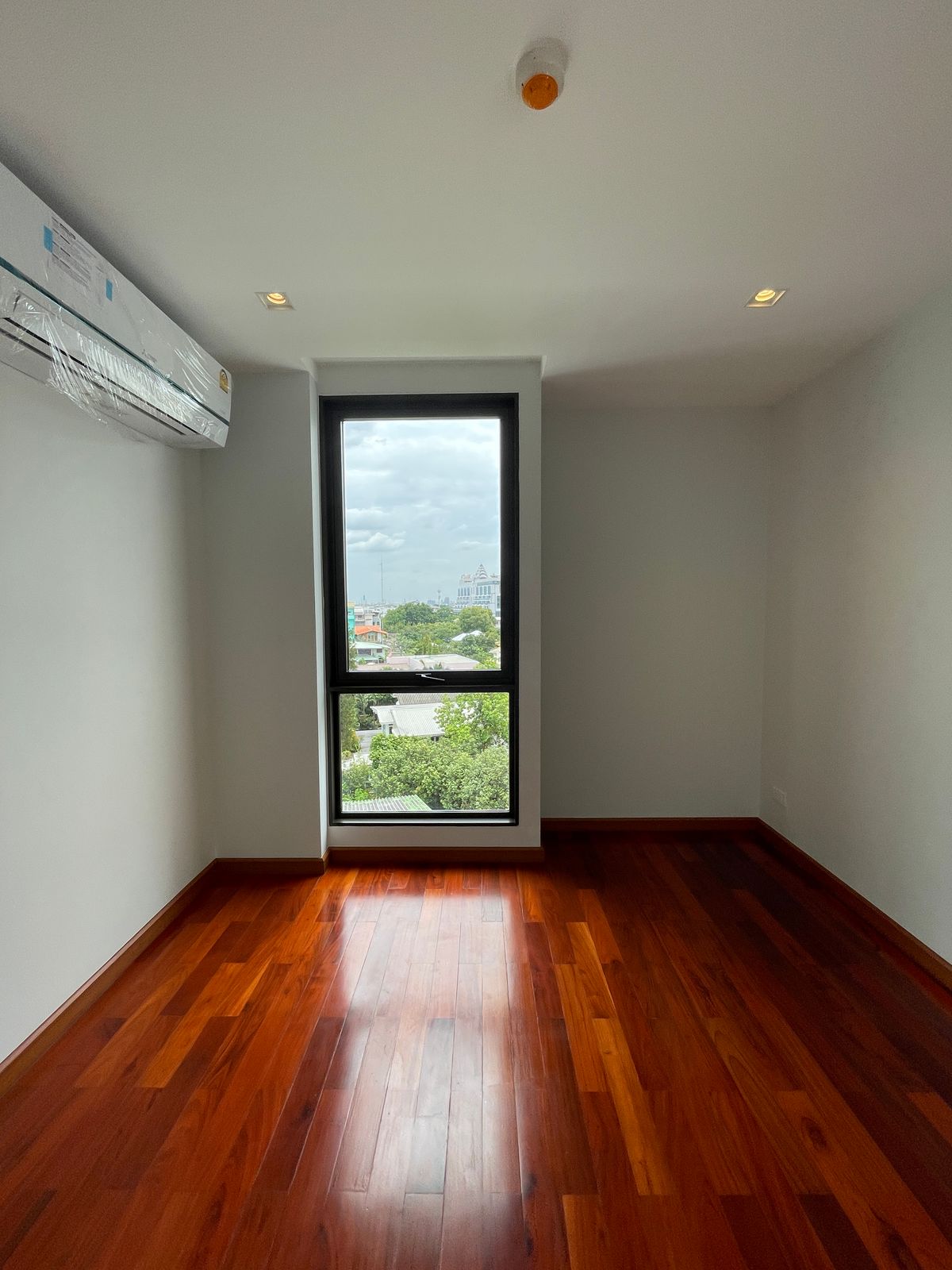 ขายบ้านอารีย์ อนุสาวรีย์ : ขายบ้านสุดหรู 7 ชั้น พร้อมสระว่ายน้ำส่วนตัวในพหลโยธิน 11, เย็นสบายดี เรสซิเดนซ์ 8 ห้องนอน 11 ห้องน้ำ 7 ที่จอดรถ ตั้งอยู่ในซอยอารีย์ ซึ่งเป็นย่านที่มีชีวิตชีวาที่ขึ้นชื่อด้านแหล่งธุรกิจ ใกล้ BTS อารีย์ และทางด่วน