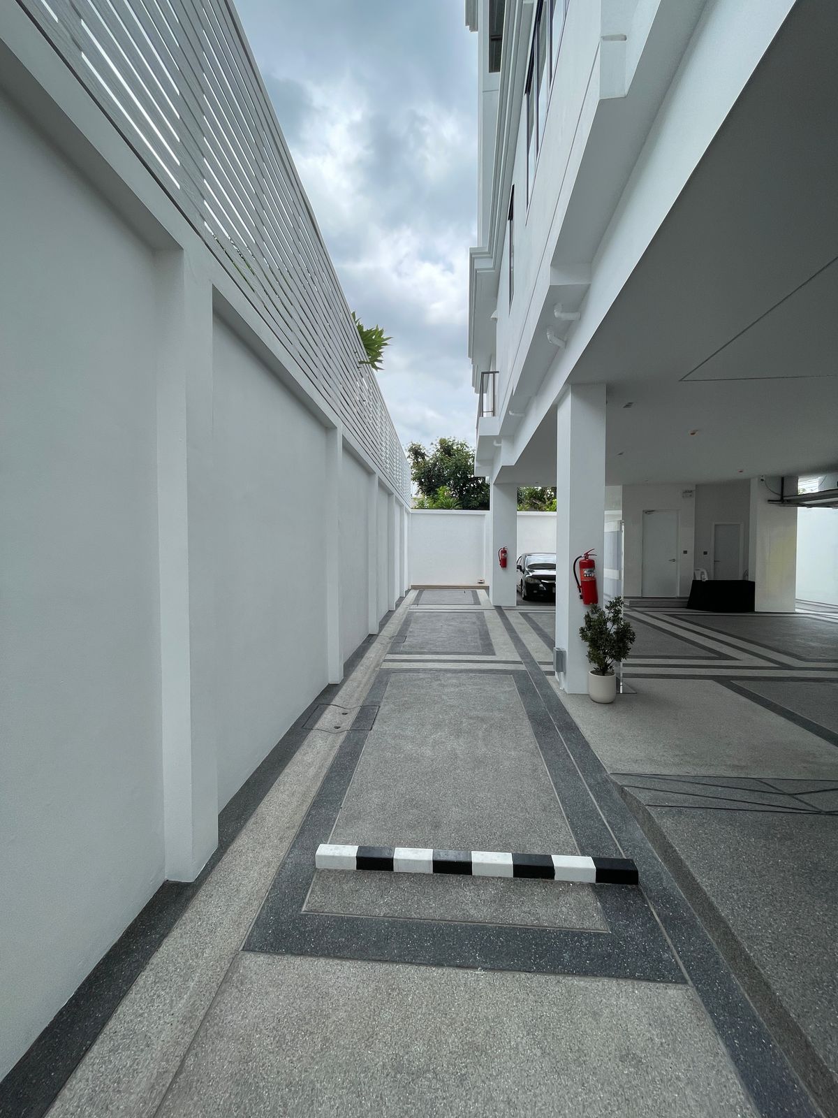 ขายบ้านอารีย์ อนุสาวรีย์ : ขายบ้านสุดหรู 7 ชั้น พร้อมสระว่ายน้ำส่วนตัวในพหลโยธิน 11, เย็นสบายดี เรสซิเดนซ์ 8 ห้องนอน 11 ห้องน้ำ 7 ที่จอดรถ ตั้งอยู่ในซอยอารีย์ ซึ่งเป็นย่านที่มีชีวิตชีวาที่ขึ้นชื่อด้านแหล่งธุรกิจ ใกล้ BTS อารีย์ และทางด่วน