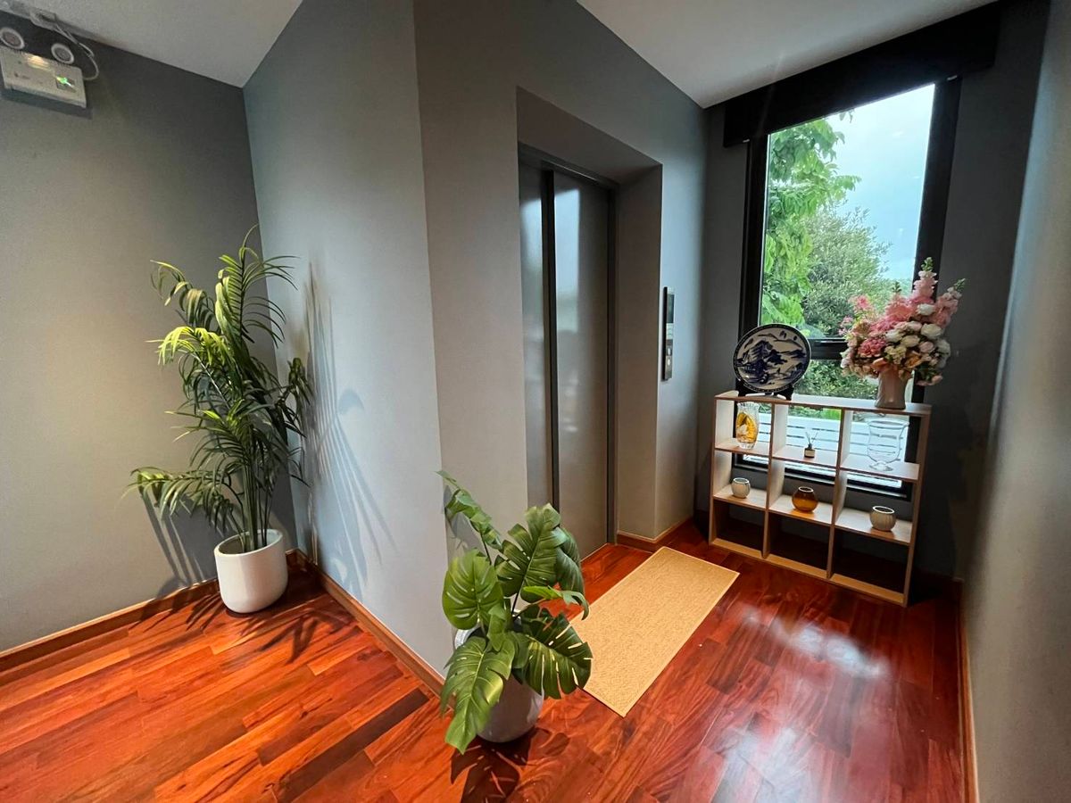 ขายบ้านอารีย์ อนุสาวรีย์ : ขายบ้านสุดหรู 7 ชั้น พร้อมสระว่ายน้ำส่วนตัวในพหลโยธิน 11, เย็นสบายดี เรสซิเดนซ์ 8 ห้องนอน 11 ห้องน้ำ 7 ที่จอดรถ ตั้งอยู่ในซอยอารีย์ ซึ่งเป็นย่านที่มีชีวิตชีวาที่ขึ้นชื่อด้านแหล่งธุรกิจ ใกล้ BTS อารีย์ และทางด่วน