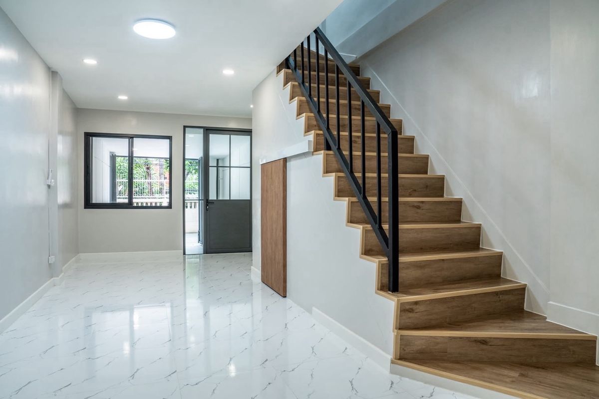 ขายทาวน์โฮมสุขุมวิท อโศก ทองหล่อ : 📢👇 ราคาดีที่อยู่ใจกลางเมืองทาวน์โฮม 4 ชั้น รีโนเวทใหม่ สไตล์ Modern ใกล้เอกมัย ทองหล่อ Rooftop สำหรับพักผ่อนหรือจัดปาร์ตี้วิวเมือง เดินทางสะดวก เข้าออกได้หลายเส้นทาง