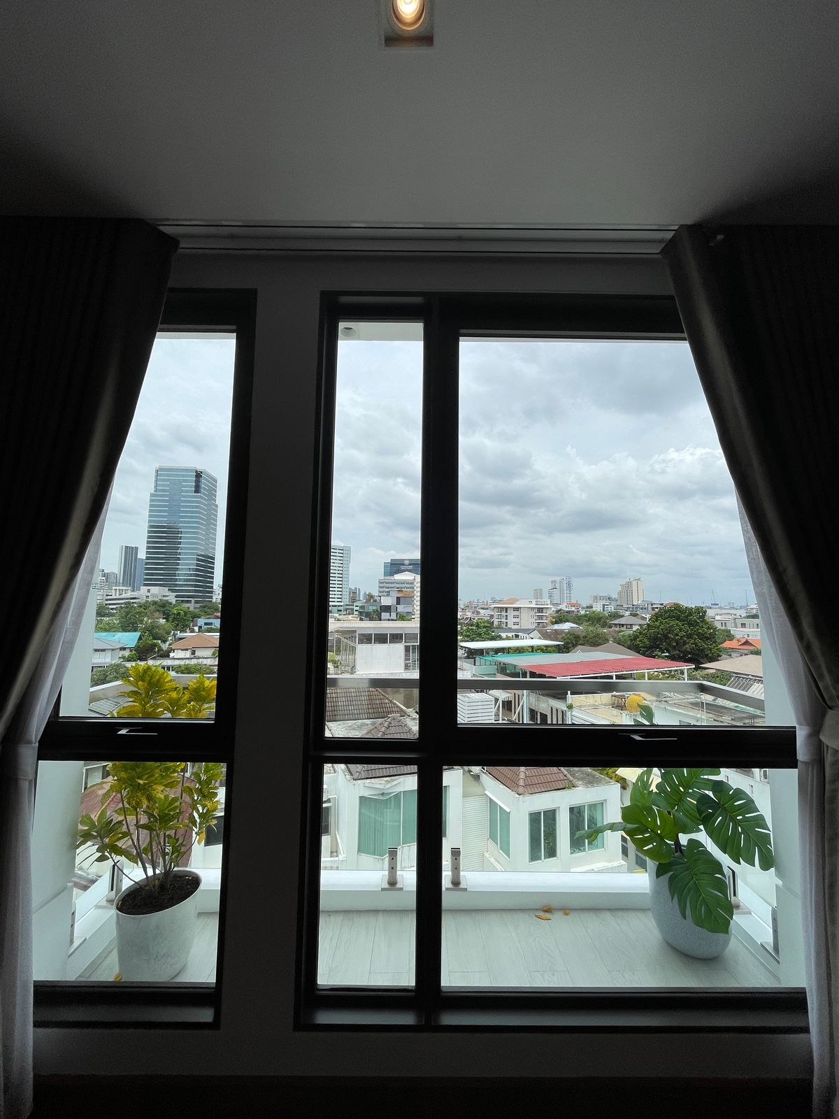 ขายบ้านอารีย์ อนุสาวรีย์ : ขายบ้านสุดหรู 7 ชั้น พร้อมสระว่ายน้ำส่วนตัวในพหลโยธิน 11, เย็นสบายดี เรสซิเดนซ์ 8 ห้องนอน 11 ห้องน้ำ 7 ที่จอดรถ ตั้งอยู่ในซอยอารีย์ ซึ่งเป็นย่านที่มีชีวิตชีวาที่ขึ้นชื่อด้านแหล่งธุรกิจ ใกล้ BTS อารีย์ และทางด่วน