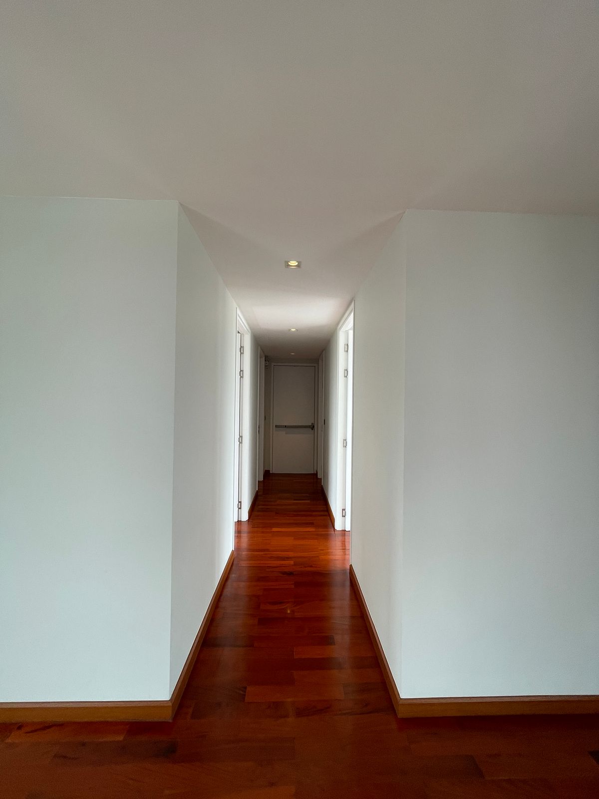 ขายบ้านอารีย์ อนุสาวรีย์ : ขายบ้านสุดหรู 7 ชั้น พร้อมสระว่ายน้ำส่วนตัวในพหลโยธิน 11, เย็นสบายดี เรสซิเดนซ์ 8 ห้องนอน 11 ห้องน้ำ 7 ที่จอดรถ ตั้งอยู่ในซอยอารีย์ ซึ่งเป็นย่านที่มีชีวิตชีวาที่ขึ้นชื่อด้านแหล่งธุรกิจ ใกล้ BTS อารีย์ และทางด่วน