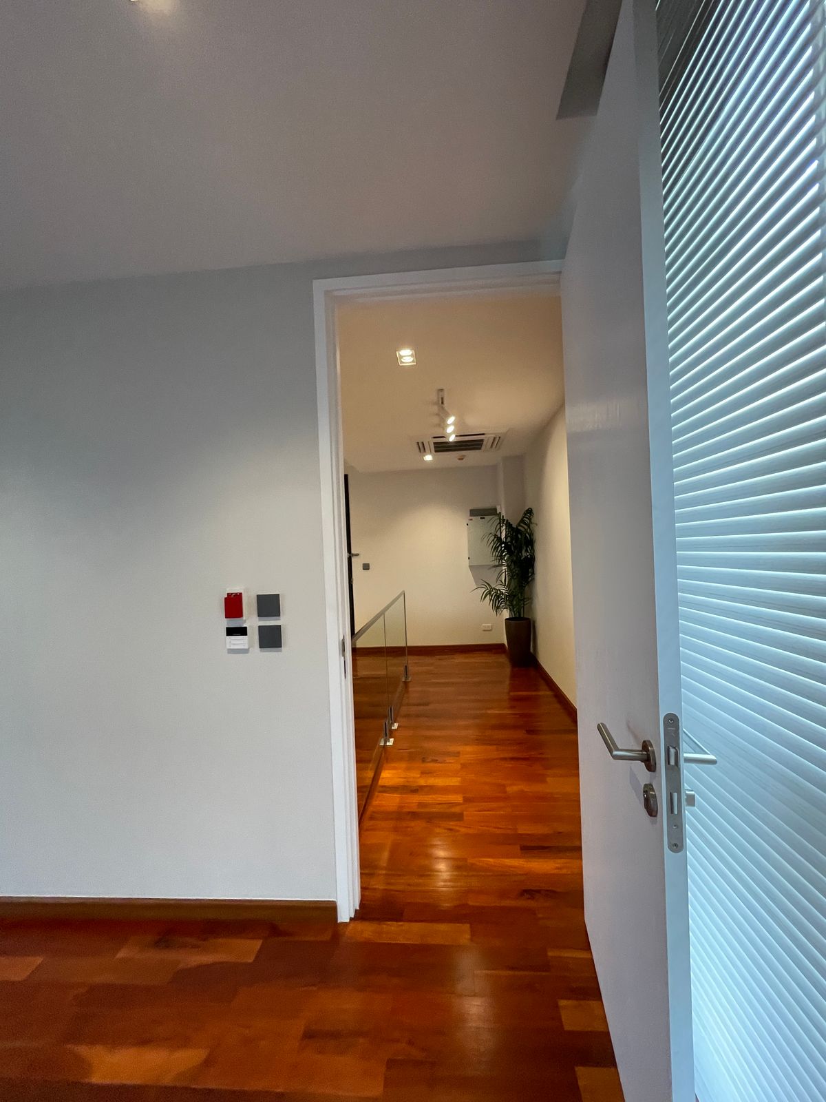 ขายบ้านอารีย์ อนุสาวรีย์ : ขายบ้านสุดหรู 7 ชั้น พร้อมสระว่ายน้ำส่วนตัวในพหลโยธิน 11, เย็นสบายดี เรสซิเดนซ์ 8 ห้องนอน 11 ห้องน้ำ 7 ที่จอดรถ ตั้งอยู่ในซอยอารีย์ ซึ่งเป็นย่านที่มีชีวิตชีวาที่ขึ้นชื่อด้านแหล่งธุรกิจ ใกล้ BTS อารีย์ และทางด่วน