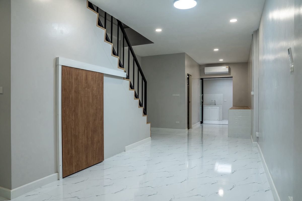 ขายทาวน์โฮมสุขุมวิท อโศก ทองหล่อ : 📢👇 ราคาดีที่อยู่ใจกลางเมืองทาวน์โฮม 4 ชั้น รีโนเวทใหม่ สไตล์ Modern ใกล้เอกมัย ทองหล่อ Rooftop สำหรับพักผ่อนหรือจัดปาร์ตี้วิวเมือง เดินทางสะดวก เข้าออกได้หลายเส้นทาง