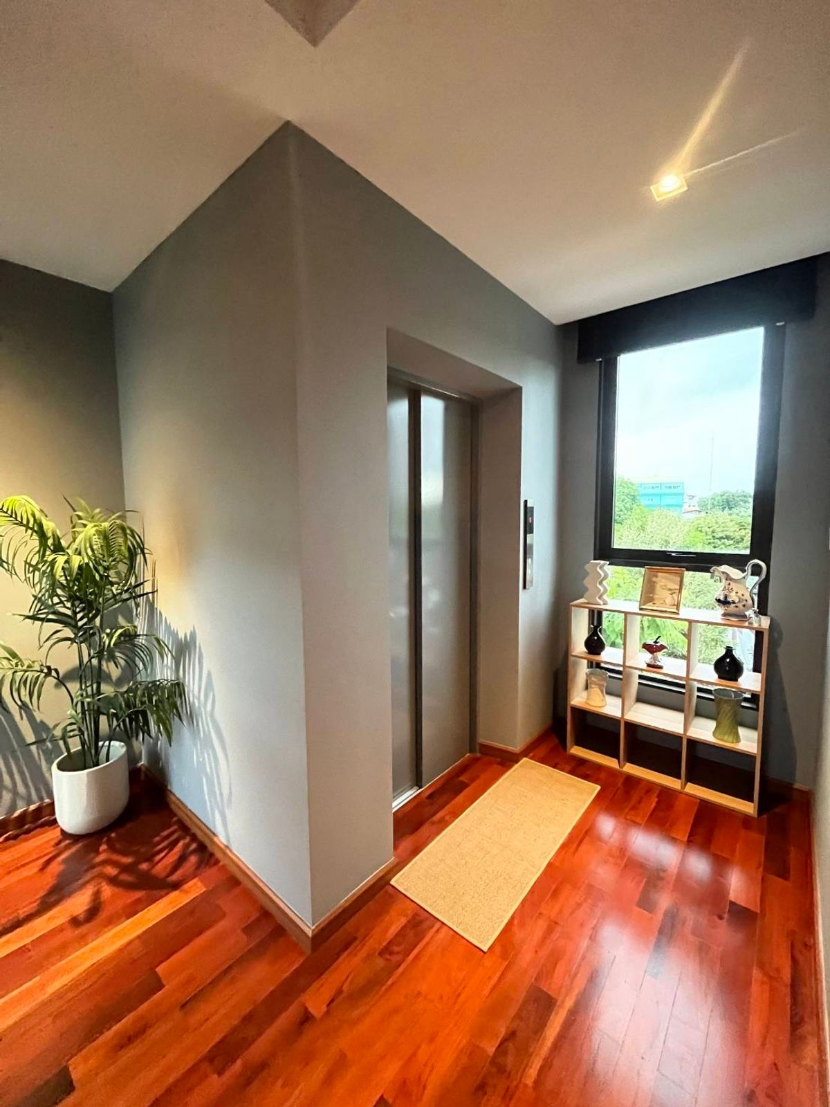 ขายบ้านอารีย์ อนุสาวรีย์ : ขายบ้านสุดหรู 7 ชั้น พร้อมสระว่ายน้ำส่วนตัวในพหลโยธิน 11, เย็นสบายดี เรสซิเดนซ์ 8 ห้องนอน 11 ห้องน้ำ 7 ที่จอดรถ ตั้งอยู่ในซอยอารีย์ ซึ่งเป็นย่านที่มีชีวิตชีวาที่ขึ้นชื่อด้านแหล่งธุรกิจ ใกล้ BTS อารีย์ และทางด่วน