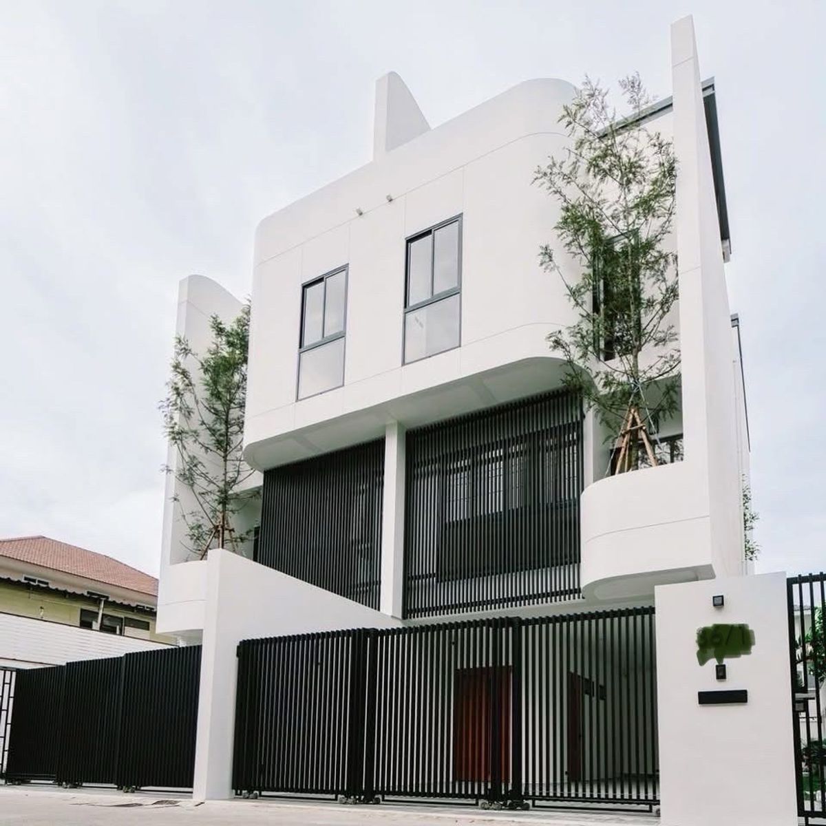 ขายบ้านอ่อนนุช อุดมสุข : 📢👇บ้านใหม่มือหนึ่ง 3.5 ชั้น เพิ่งก่อสร้างเสร็จ พร้อมเข้าอยู่ 
ดีไซน์โมเดิร์น โปร่งโล่ง ด้วยเพดานสูง พร้อมสระว่ายน้ำส่วนตัว สามารถเข้าออกได้สะดวกถึง 4 ทาง ไม่ว่าจะเป็น ถนน สุขุมวิท, ถนน อ่อนนุช, ถนน ศรีนครินทร์ และ ถนน บางนา