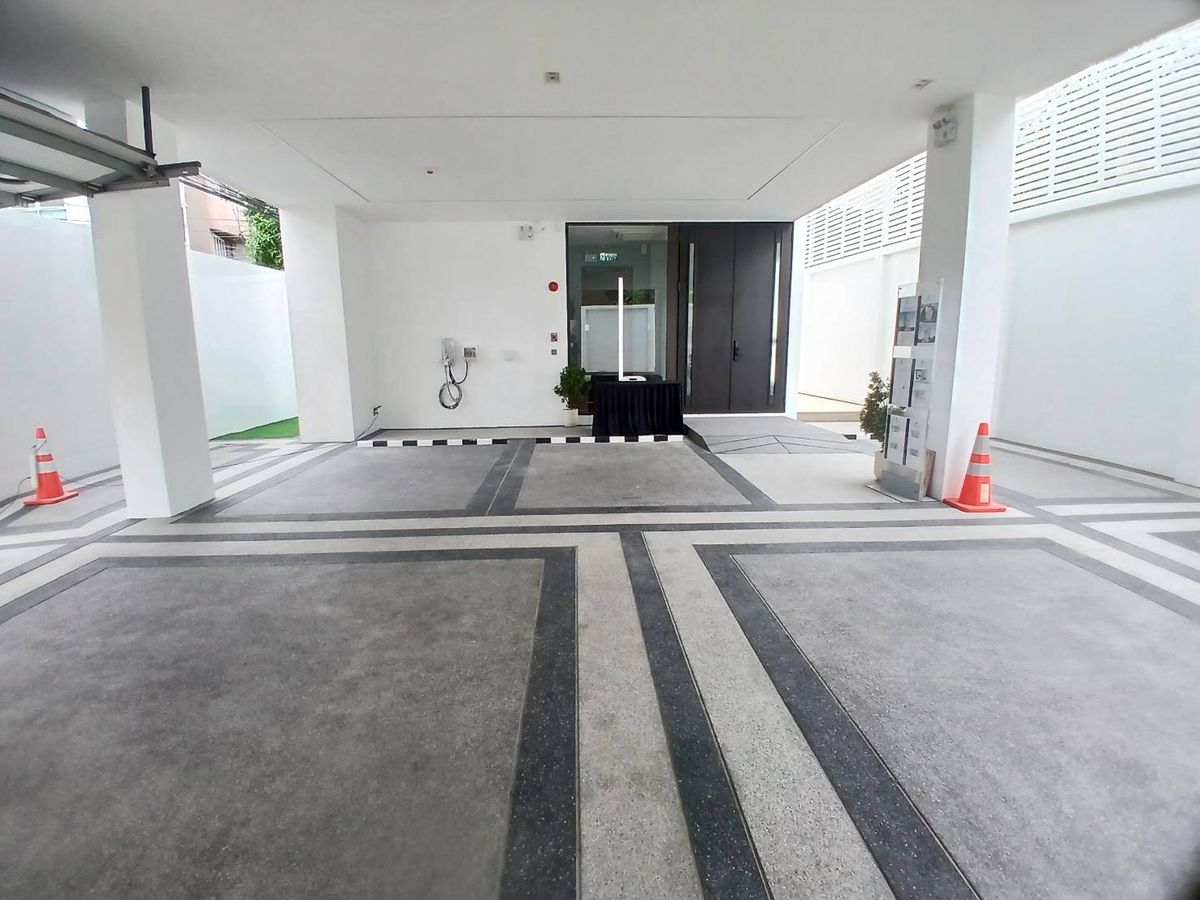 ขายบ้านอารีย์ อนุสาวรีย์ : ขายบ้านสุดหรู 7 ชั้น พร้อมสระว่ายน้ำส่วนตัวในพหลโยธิน 11, เย็นสบายดี เรสซิเดนซ์ 8 ห้องนอน 11 ห้องน้ำ 7 ที่จอดรถ ตั้งอยู่ในซอยอารีย์ ซึ่งเป็นย่านที่มีชีวิตชีวาที่ขึ้นชื่อด้านแหล่งธุรกิจ ใกล้ BTS อารีย์ และทางด่วน