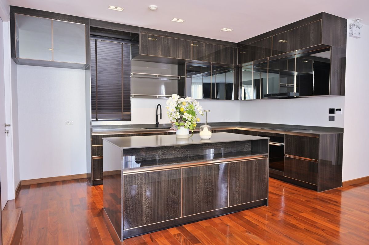 ขายบ้านอารีย์ อนุสาวรีย์ : ขายบ้านสุดหรู 7 ชั้น พร้อมสระว่ายน้ำส่วนตัวในพหลโยธิน 11, เย็นสบายดี เรสซิเดนซ์ 8 ห้องนอน 11 ห้องน้ำ 7 ที่จอดรถ ตั้งอยู่ในซอยอารีย์ ซึ่งเป็นย่านที่มีชีวิตชีวาที่ขึ้นชื่อด้านแหล่งธุรกิจ ใกล้ BTS อารีย์ และทางด่วน