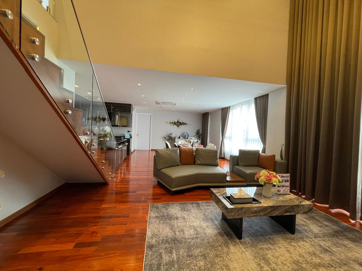 ขายบ้านอารีย์ อนุสาวรีย์ : ขายบ้านสุดหรู 7 ชั้น พร้อมสระว่ายน้ำส่วนตัวในพหลโยธิน 11, เย็นสบายดี เรสซิเดนซ์ 8 ห้องนอน 11 ห้องน้ำ 7 ที่จอดรถ ตั้งอยู่ในซอยอารีย์ ซึ่งเป็นย่านที่มีชีวิตชีวาที่ขึ้นชื่อด้านแหล่งธุรกิจ ใกล้ BTS อารีย์ และทางด่วน