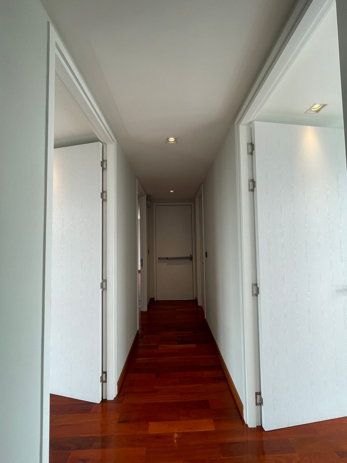 ขายบ้านอารีย์ อนุสาวรีย์ : ขายบ้านสุดหรู 7 ชั้น พร้อมสระว่ายน้ำส่วนตัวในพหลโยธิน 11, เย็นสบายดี เรสซิเดนซ์ 8 ห้องนอน 11 ห้องน้ำ 7 ที่จอดรถ ตั้งอยู่ในซอยอารีย์ ซึ่งเป็นย่านที่มีชีวิตชีวาที่ขึ้นชื่อด้านแหล่งธุรกิจ ใกล้ BTS อารีย์ และทางด่วน