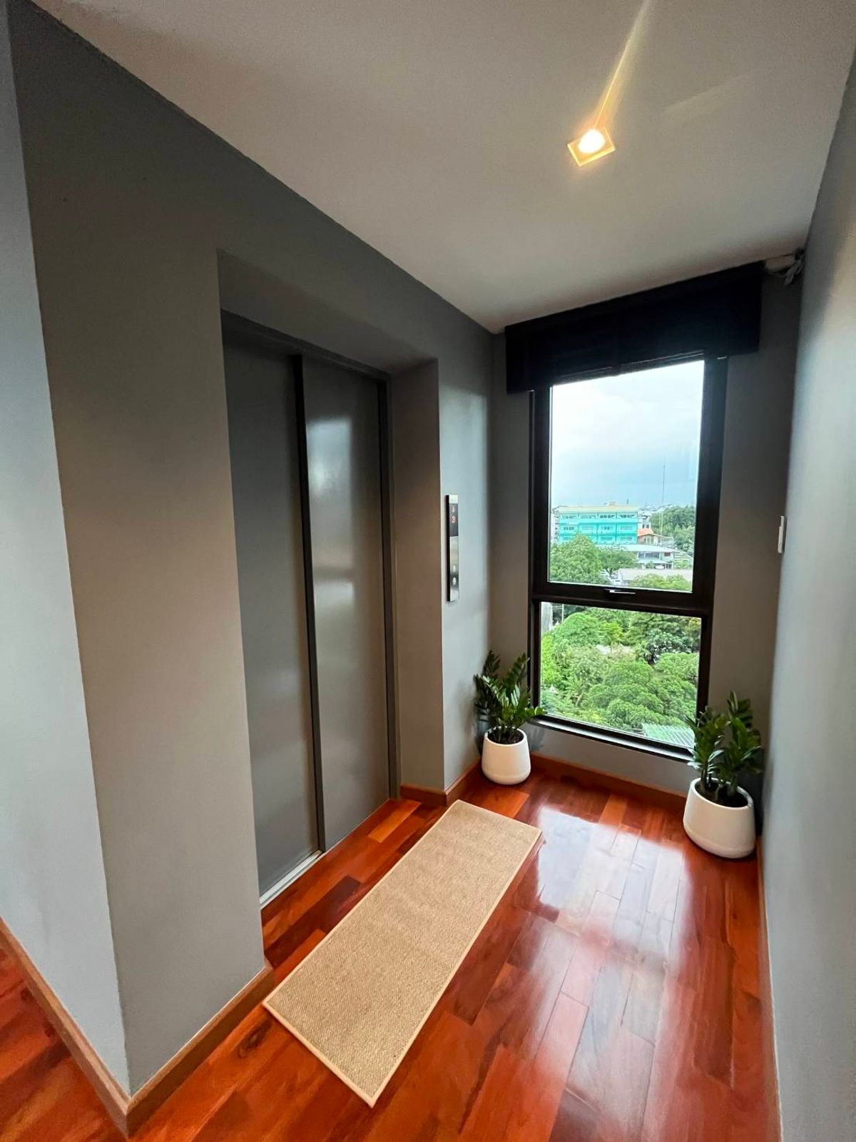 ขายบ้านอารีย์ อนุสาวรีย์ : ขายบ้านสุดหรู 7 ชั้น พร้อมสระว่ายน้ำส่วนตัวในพหลโยธิน 11, เย็นสบายดี เรสซิเดนซ์ 8 ห้องนอน 11 ห้องน้ำ 7 ที่จอดรถ ตั้งอยู่ในซอยอารีย์ ซึ่งเป็นย่านที่มีชีวิตชีวาที่ขึ้นชื่อด้านแหล่งธุรกิจ ใกล้ BTS อารีย์ และทางด่วน