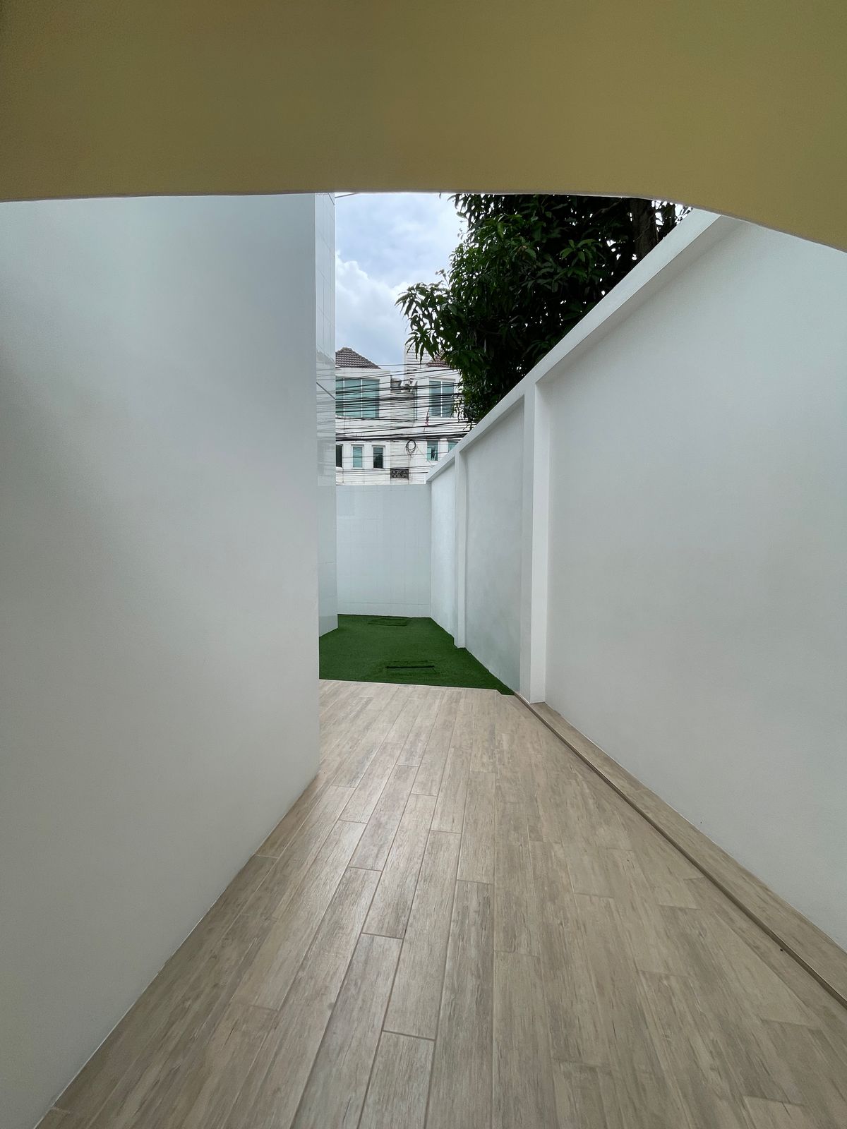 ขายบ้านอารีย์ อนุสาวรีย์ : ขายบ้านสุดหรู 7 ชั้น พร้อมสระว่ายน้ำส่วนตัวในพหลโยธิน 11, เย็นสบายดี เรสซิเดนซ์ 8 ห้องนอน 11 ห้องน้ำ 7 ที่จอดรถ ตั้งอยู่ในซอยอารีย์ ซึ่งเป็นย่านที่มีชีวิตชีวาที่ขึ้นชื่อด้านแหล่งธุรกิจ ใกล้ BTS อารีย์ และทางด่วน