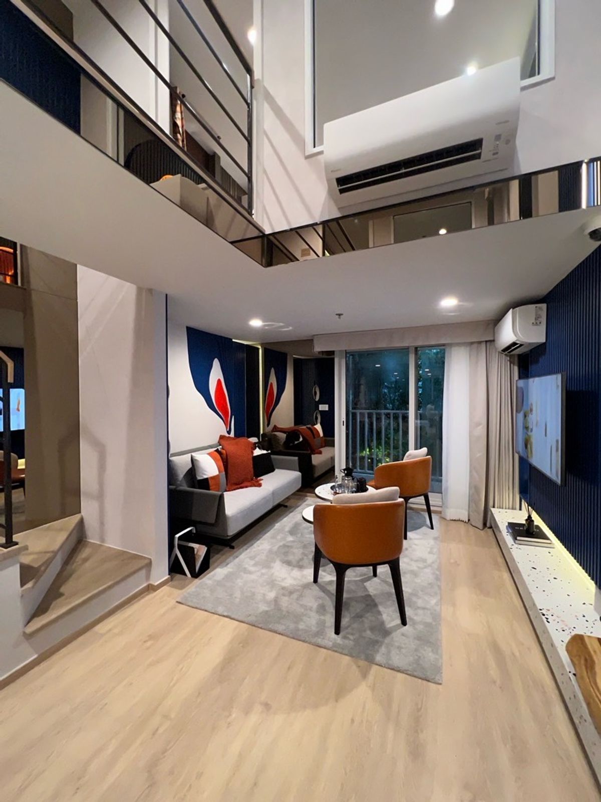 Sale DownCondoSilom, Saladaeng, Bangrak : 2 bedrooms Culture Chula, the best price in the high ceiling project, 4.3 m. Near MRT Sam Yan 350 m. Tel. 062-339-3663.
