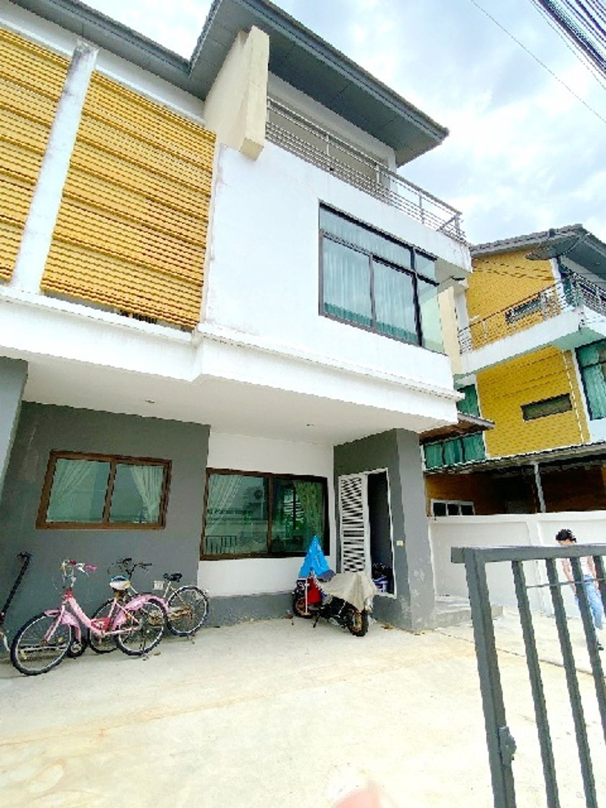 ให้เช่าบ้านรัตนาธิเบศร์ สนามบินน้ำ พระนั่งเกล้า : ตลาดสดท่าอิฐ 1.5 กม. MRT บางรักใหญ่ 600 ม. คฤหาสน์หรู แนวตั้งเฟอร์ครบ 3 ชั้น ให้เช่าพร้อมเฟอร์ 5แอร์ 37 ตร.วา. นานาชาติดีบีเอส 3.7 กม.