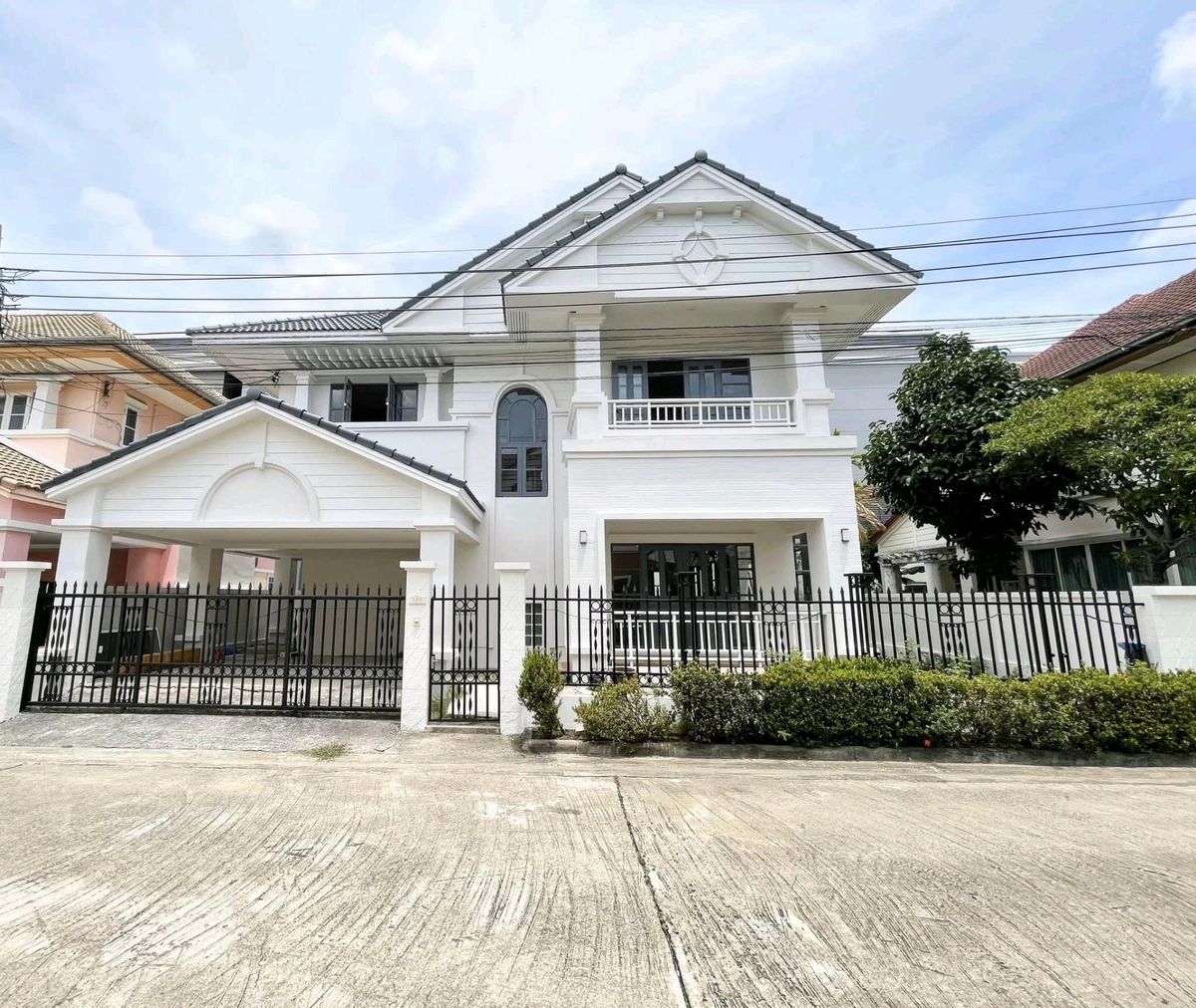 For RentHousePattanakan, Srinakarin : 🌜🌟🌛 2 -storey detached house for rent, new renovated house, Krongthong, Phatthanakan 32, near Thonglor 5 km. Suitable for living or making home offices. Pet allowed 