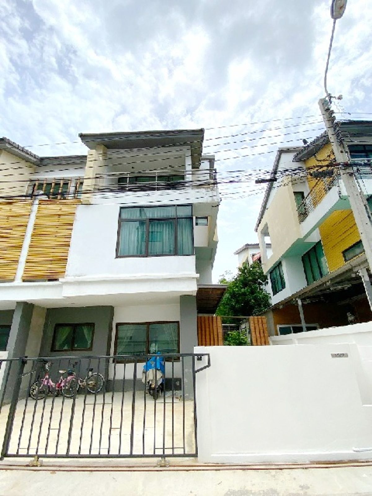 ให้เช่าบ้านรัตนาธิเบศร์ สนามบินน้ำ พระนั่งเกล้า : คฤหาสน์หรู แนวตั้งเฟอร์ครบ 3 ชั้น ให้เช่า MRT บางรักใหญ่ 600 ม. พร้อมเฟอร์ 5แอร์ 36 ตร.วา. นานาชาติดีบีเอส 3.7 กม. ตลาดสดท่าอิฐ 1.5 กม.