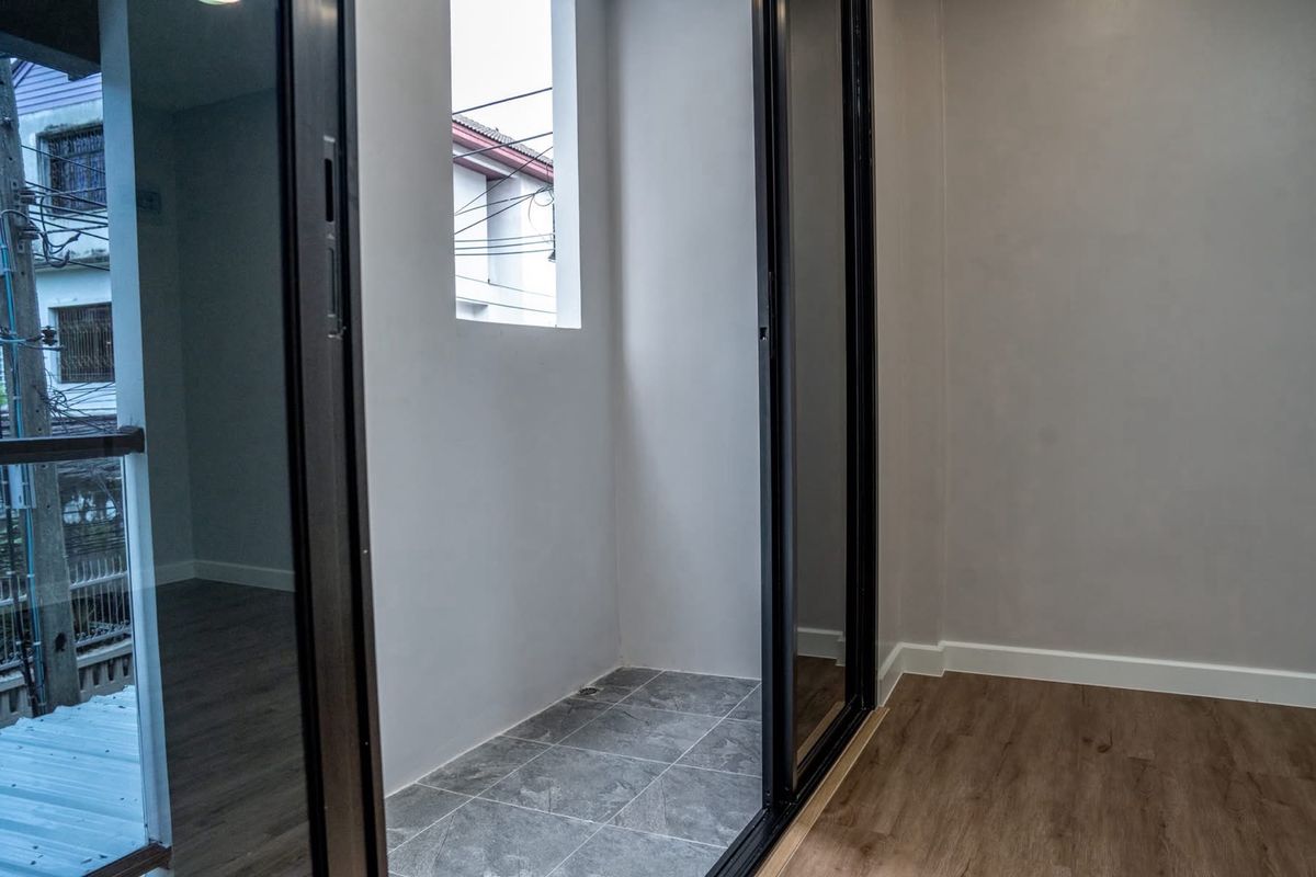 ขายทาวน์โฮมสุขุมวิท อโศก ทองหล่อ : 📢👇 ราคาดีที่อยู่ใจกลางเมืองทาวน์โฮม 4 ชั้น รีโนเวทใหม่ สไตล์ Modern ใกล้เอกมัย ทองหล่อ Rooftop สำหรับพักผ่อนหรือจัดปาร์ตี้วิวเมือง เดินทางสะดวก เข้าออกได้หลายเส้นทาง