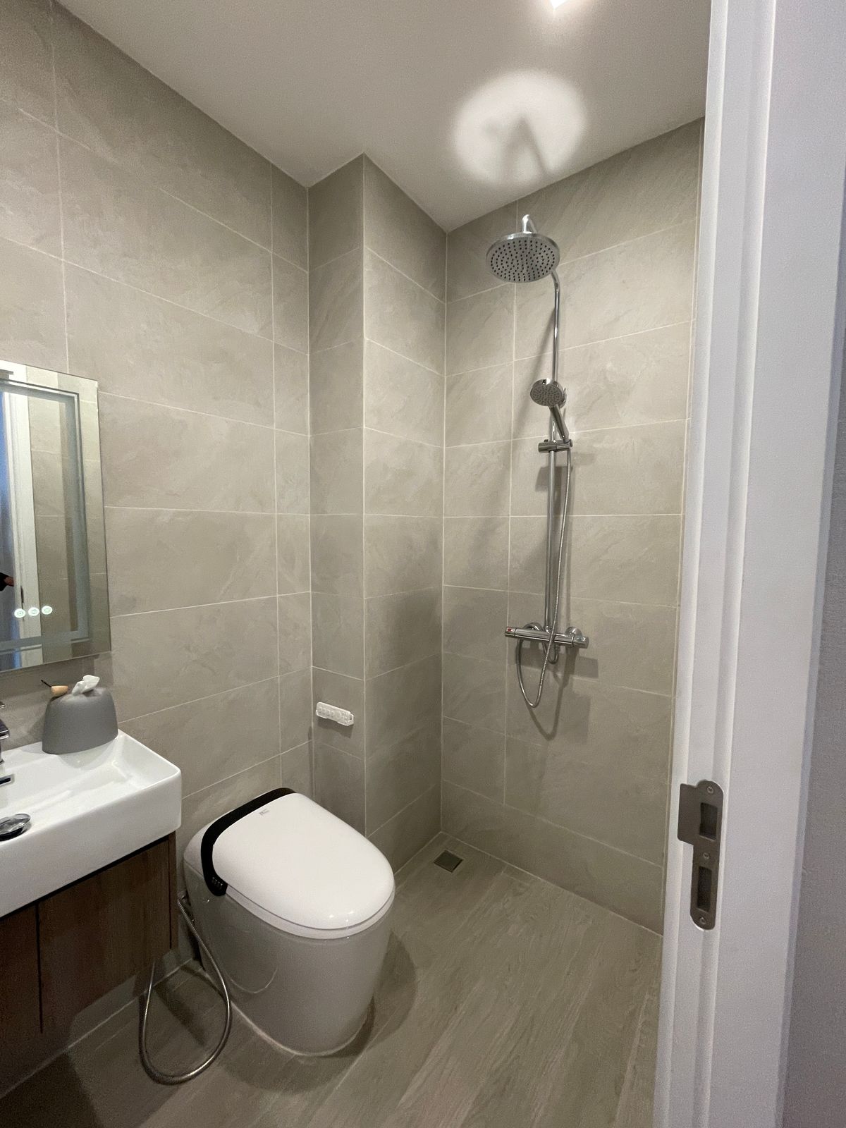 ขายบ้านอารีย์ อนุสาวรีย์ : ขายบ้านสุดหรู 7 ชั้น พร้อมสระว่ายน้ำส่วนตัวในพหลโยธิน 11, เย็นสบายดี เรสซิเดนซ์ 8 ห้องนอน 11 ห้องน้ำ 7 ที่จอดรถ ตั้งอยู่ในซอยอารีย์ ซึ่งเป็นย่านที่มีชีวิตชีวาที่ขึ้นชื่อด้านแหล่งธุรกิจ ใกล้ BTS อารีย์ และทางด่วน