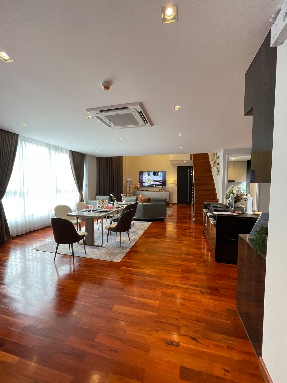 ขายบ้านอารีย์ อนุสาวรีย์ : ขายบ้านสุดหรู 7 ชั้น พร้อมสระว่ายน้ำส่วนตัวในพหลโยธิน 11, เย็นสบายดี เรสซิเดนซ์ 8 ห้องนอน 11 ห้องน้ำ 7 ที่จอดรถ ตั้งอยู่ในซอยอารีย์ ซึ่งเป็นย่านที่มีชีวิตชีวาที่ขึ้นชื่อด้านแหล่งธุรกิจ ใกล้ BTS อารีย์ และทางด่วน