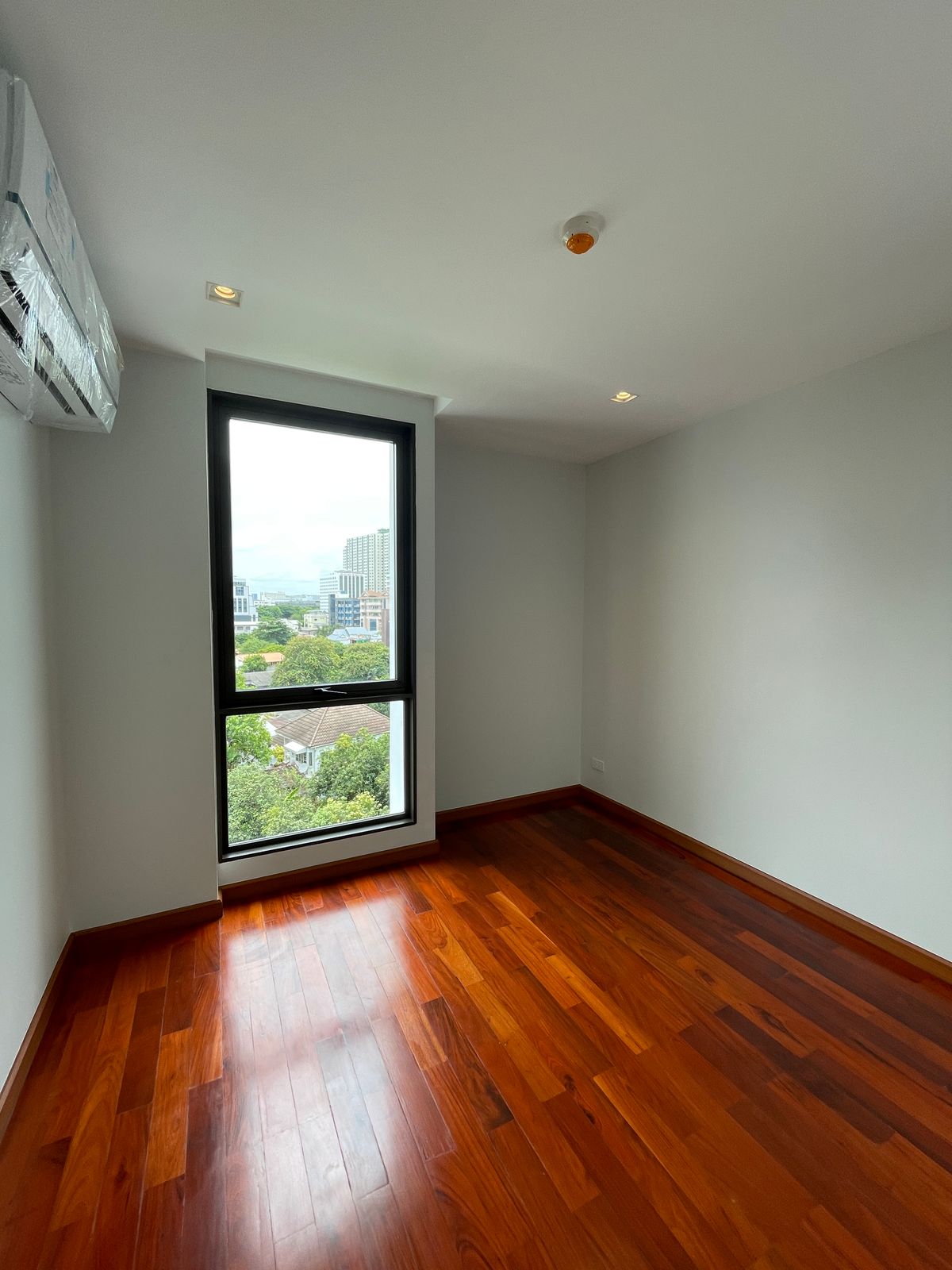 ขายบ้านอารีย์ อนุสาวรีย์ : ขายบ้านสุดหรู 7 ชั้น พร้อมสระว่ายน้ำส่วนตัวในพหลโยธิน 11, เย็นสบายดี เรสซิเดนซ์ 8 ห้องนอน 11 ห้องน้ำ 7 ที่จอดรถ ตั้งอยู่ในซอยอารีย์ ซึ่งเป็นย่านที่มีชีวิตชีวาที่ขึ้นชื่อด้านแหล่งธุรกิจ ใกล้ BTS อารีย์ และทางด่วน