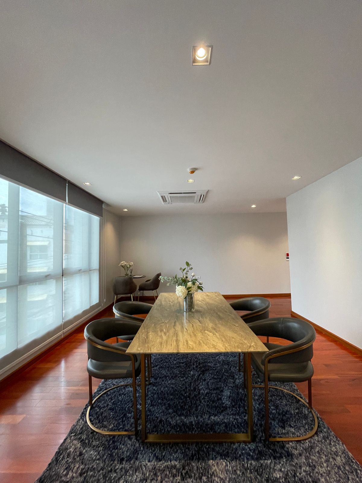 ขายบ้านอารีย์ อนุสาวรีย์ : ขายบ้านสุดหรู 7 ชั้น พร้อมสระว่ายน้ำส่วนตัวในพหลโยธิน 11, เย็นสบายดี เรสซิเดนซ์ 8 ห้องนอน 11 ห้องน้ำ 7 ที่จอดรถ ตั้งอยู่ในซอยอารีย์ ซึ่งเป็นย่านที่มีชีวิตชีวาที่ขึ้นชื่อด้านแหล่งธุรกิจ ใกล้ BTS อารีย์ และทางด่วน