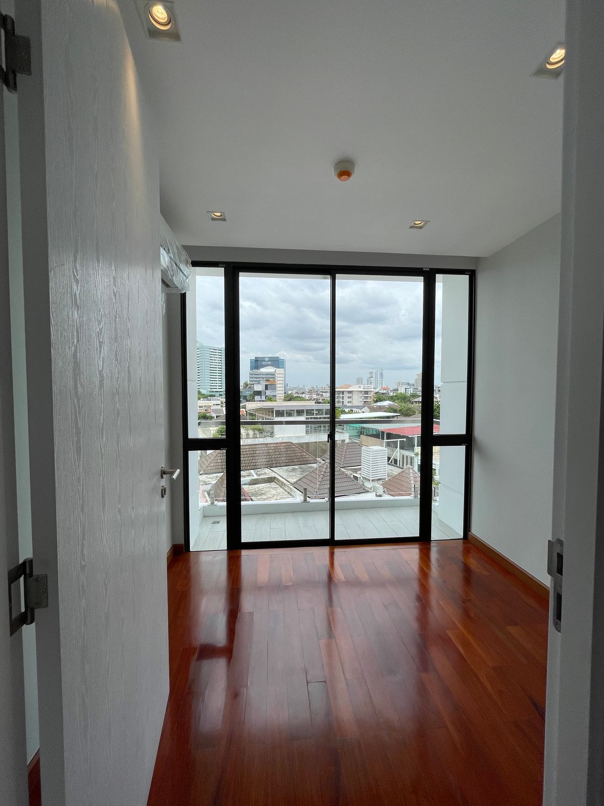 ขายบ้านอารีย์ อนุสาวรีย์ : ขายบ้านสุดหรู 7 ชั้น พร้อมสระว่ายน้ำส่วนตัวในพหลโยธิน 11, เย็นสบายดี เรสซิเดนซ์ 8 ห้องนอน 11 ห้องน้ำ 7 ที่จอดรถ ตั้งอยู่ในซอยอารีย์ ซึ่งเป็นย่านที่มีชีวิตชีวาที่ขึ้นชื่อด้านแหล่งธุรกิจ ใกล้ BTS อารีย์ และทางด่วน