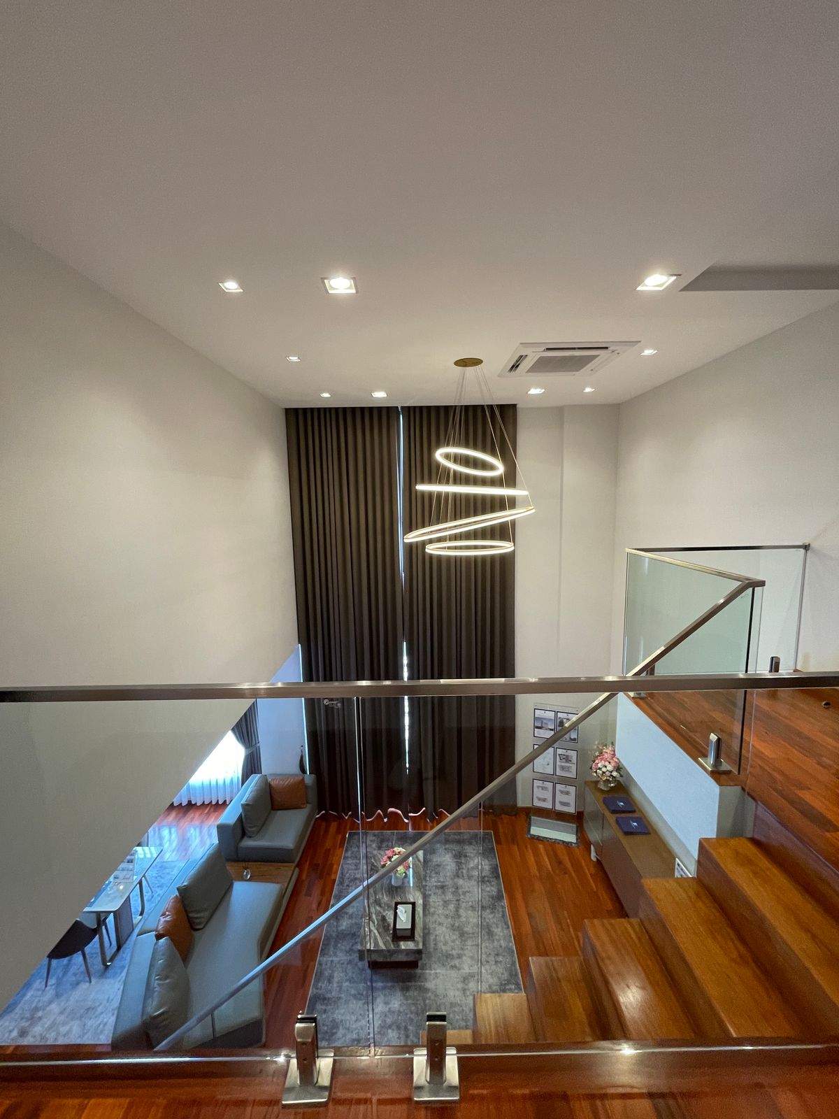 ขายบ้านอารีย์ อนุสาวรีย์ : ขายบ้านสุดหรู 7 ชั้น พร้อมสระว่ายน้ำส่วนตัวในพหลโยธิน 11, เย็นสบายดี เรสซิเดนซ์ 8 ห้องนอน 11 ห้องน้ำ 7 ที่จอดรถ ตั้งอยู่ในซอยอารีย์ ซึ่งเป็นย่านที่มีชีวิตชีวาที่ขึ้นชื่อด้านแหล่งธุรกิจ ใกล้ BTS อารีย์ และทางด่วน