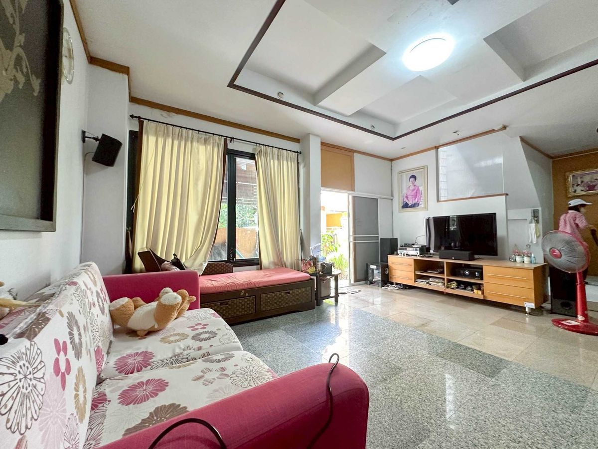 ขายทาวน์โฮมโชคชัย4 ลาดพร้าว71 : ขายทาวน์โฮม 2 หลังติดกัน ม.มนตรีทาวน์โฮม 350 ตร.ม. ใกล้ เซ็นทรัลอีสวิว