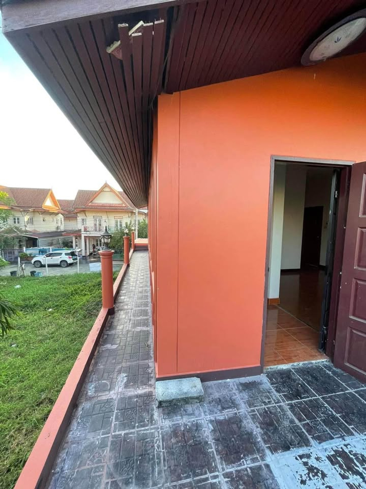 ให้เช่าบ้านนนทบุรี บางใหญ่ บางบัวทอง : บ้านพร้อมโกดัง 200ตรว. ซอยบัวทองเคหะ 6 ห้องนอน 3 ห้องน้ำ หมู่บ้านเรือนไทย นนทบุรี