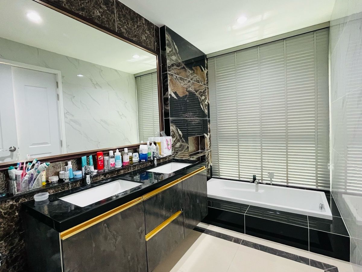 For SaleHousePathum Thani,Rangsit, Thammasat : House for sale, Vibhavadi Rangsit, has a swimming pool to go to 6 million houses, the largest corner of the corner of 450 sq. M. more beautiful than the angel Grandeviphawadee Rangsit