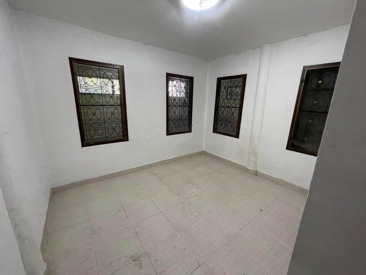 ให้เช่าบ้านนนทบุรี บางใหญ่ บางบัวทอง : บ้านพร้อมโกดัง 200ตรว. ซอยบัวทองเคหะ 6 ห้องนอน 3 ห้องน้ำ หมู่บ้านเรือนไทย นนทบุรี