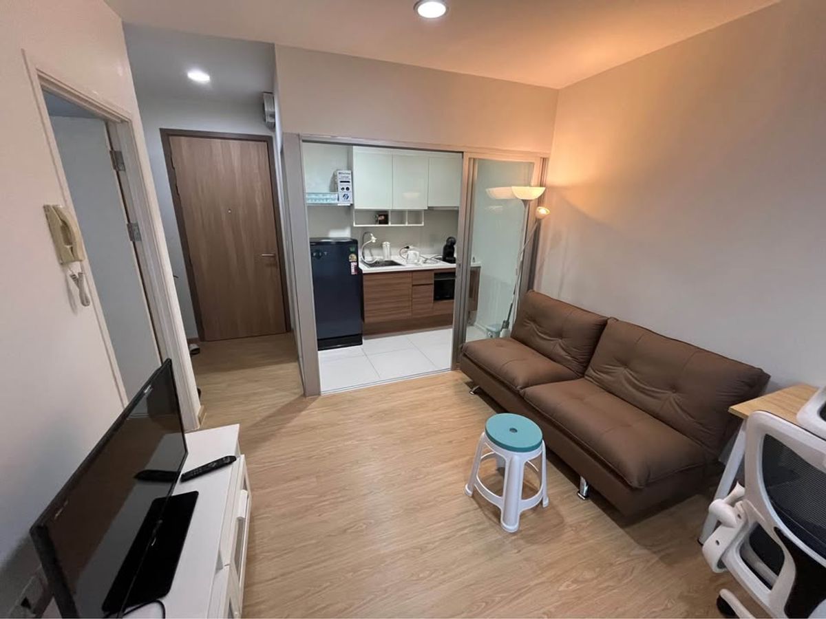 For RentCondoSathorn, Narathiwat : Rental good price. Fuse Chan-Sathorn, near BTS, Chong Nonsi, 1 bedroom, 35 sq.m., high floor, beautiful view, complete furniture, ready to reserve the room very quickly. Reply quickly.