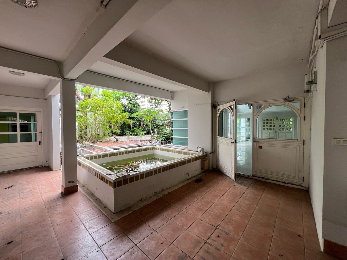 For RentRetail SpaceSukhumvit, Asoke, Thonglor : Rent a detached house 231 square wah, Phromphong, Soi Sukhumvit 31, the same side as EmQuartier, foreign location, suitable for spa, pilot, yoga, ice, bakery, michelin, or Fine Dining.