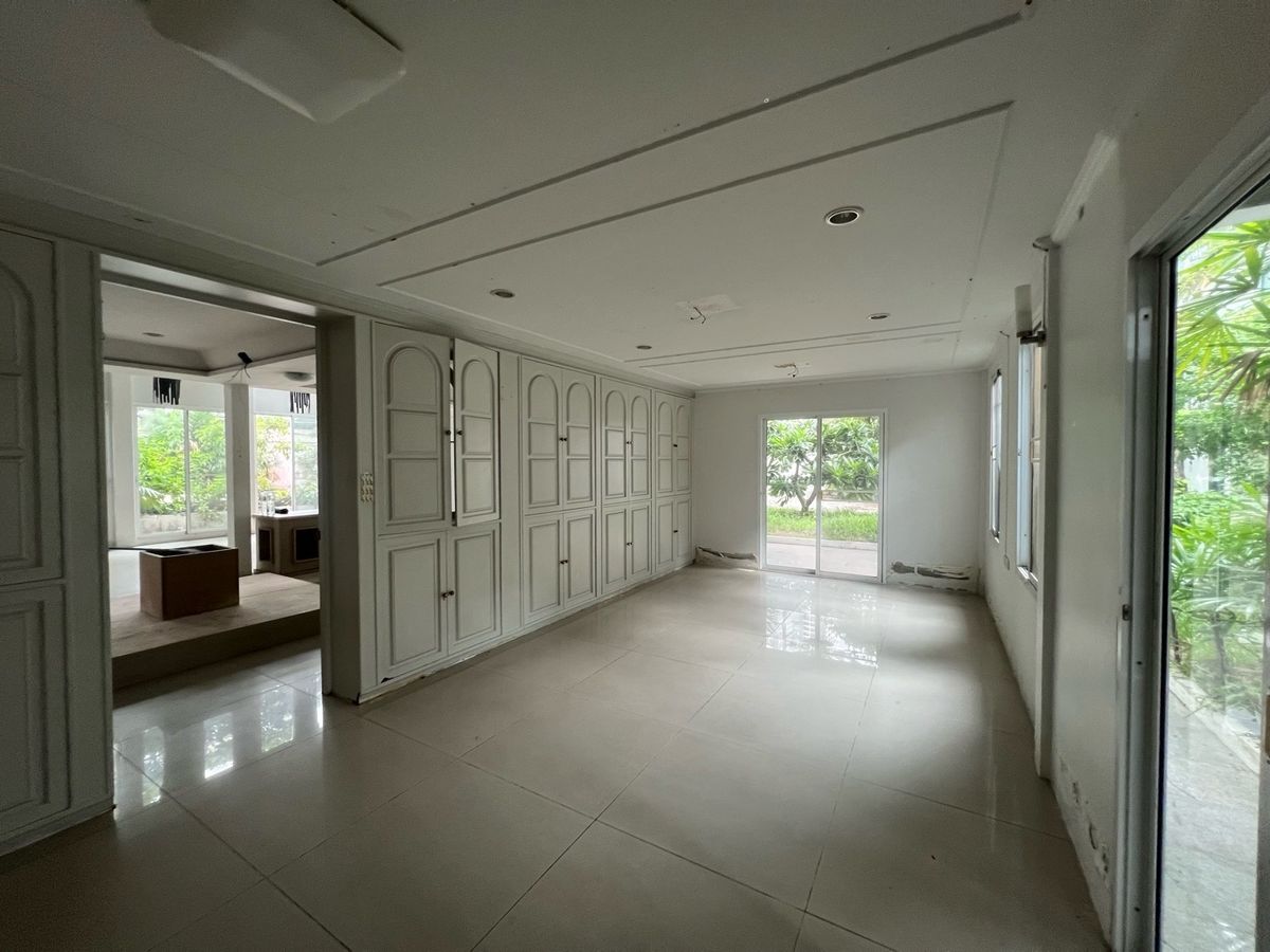 For RentRetail SpaceSukhumvit, Asoke, Thonglor : Rent a detached house 231 square wah, Phromphong, Soi Sukhumvit 31, the same side as EmQuartier, foreign location, suitable for spa, pilot, yoga, ice, bakery, michelin, or Fine Dining.
