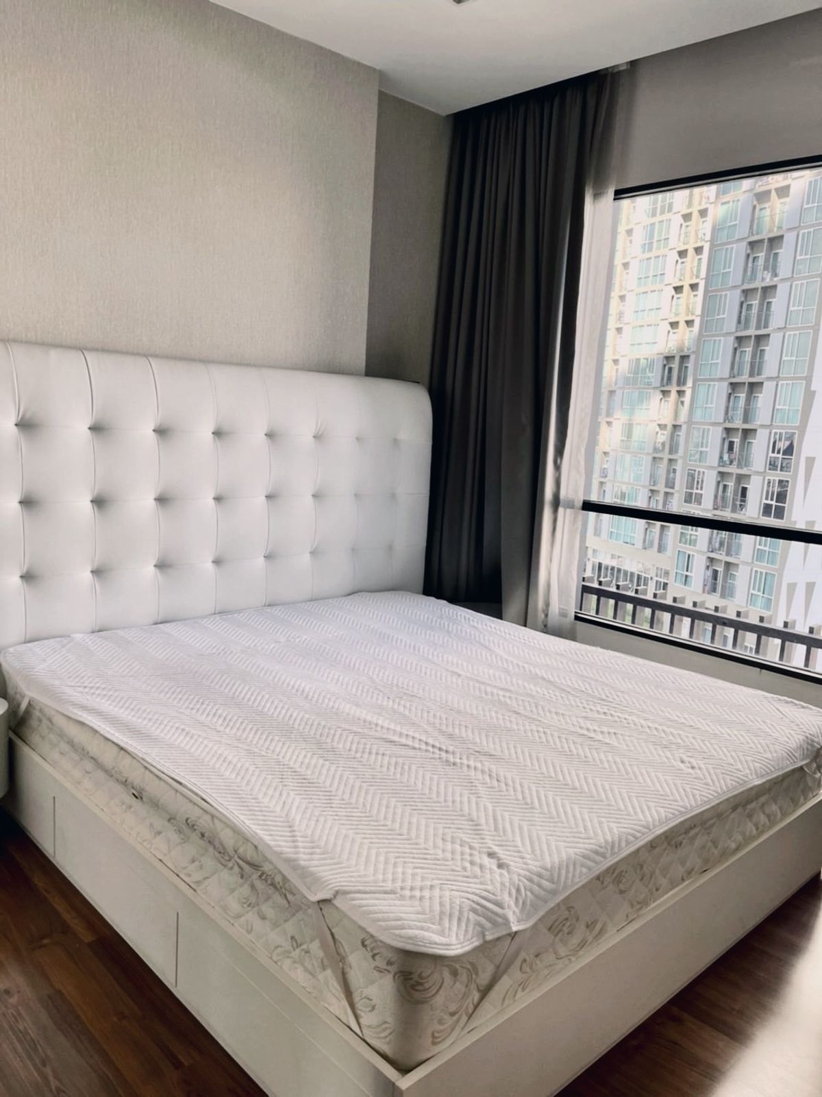 For RentCondoRatchadapisek, Huaikwang, Suttisan : For Rent - IVY Ampio Luxury Condo. Very cheap. Real room. Fully Furnished near MRT Cultural Center.