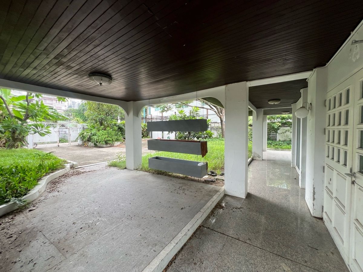 For RentRetail SpaceSukhumvit, Asoke, Thonglor : Rent a detached house 231 square wah, Phromphong, Soi Sukhumvit 31, the same side as EmQuartier, foreign location, suitable for spa, pilot, yoga, ice, bakery, michelin, or Fine Dining.